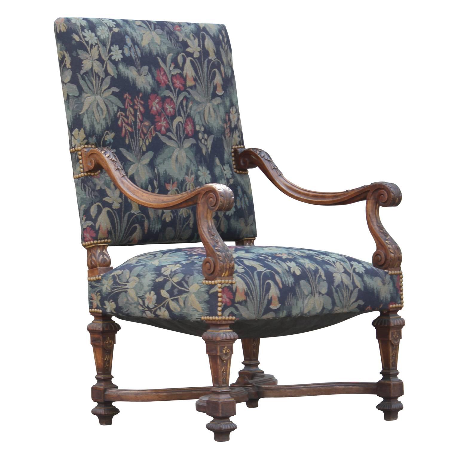 Great Pair of Early French Louis XVI Hand-Carved Walnut Armchairs In Excellent Condition In Houston, TX