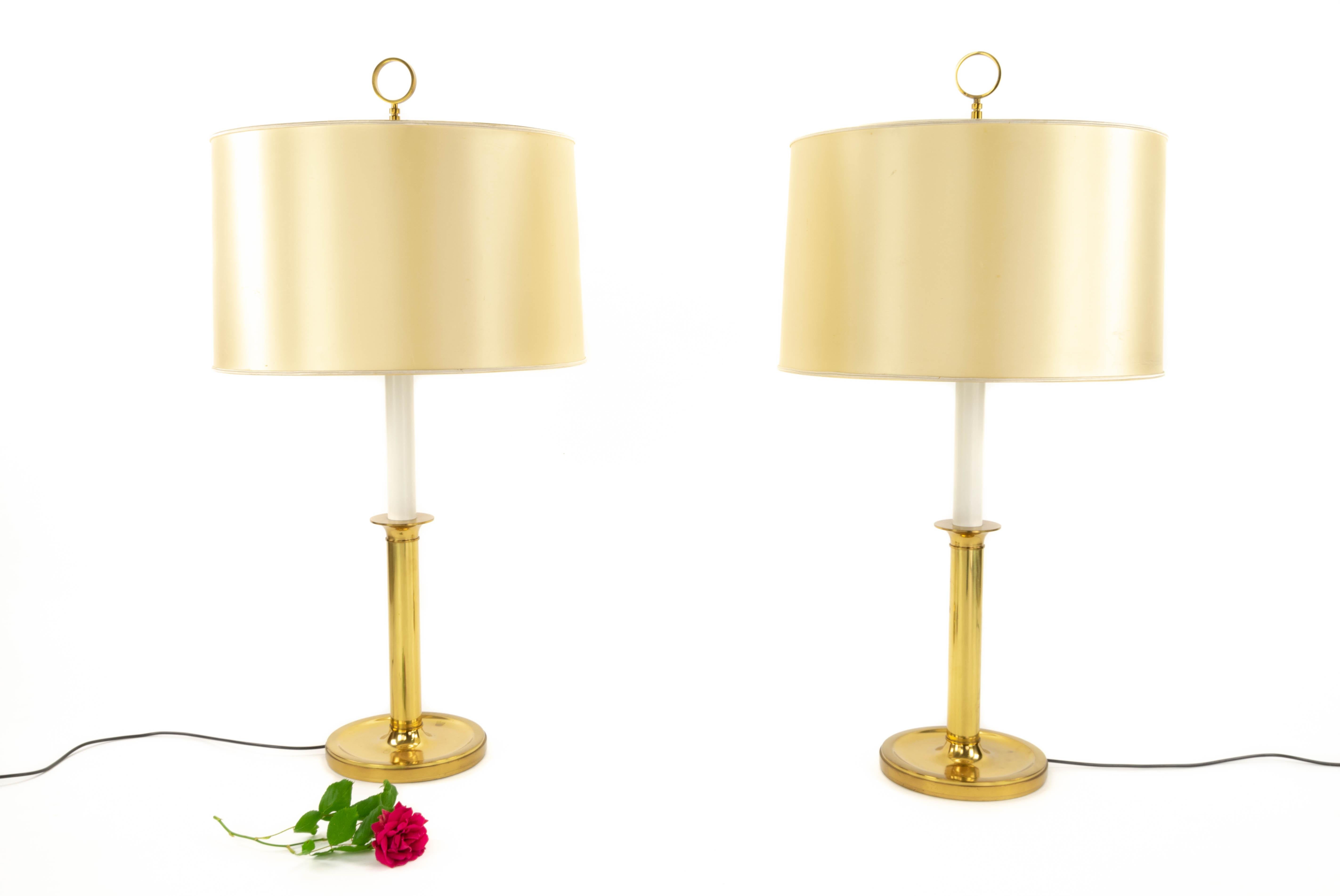 Pair of large lamps designed by Hansen for the Spanish company Metalarte. Brass foot, white lacquered metal structure and three E27 lamp holders. The rotary switch located in the structure in gray, allows to light separately one, two or three bulbs.