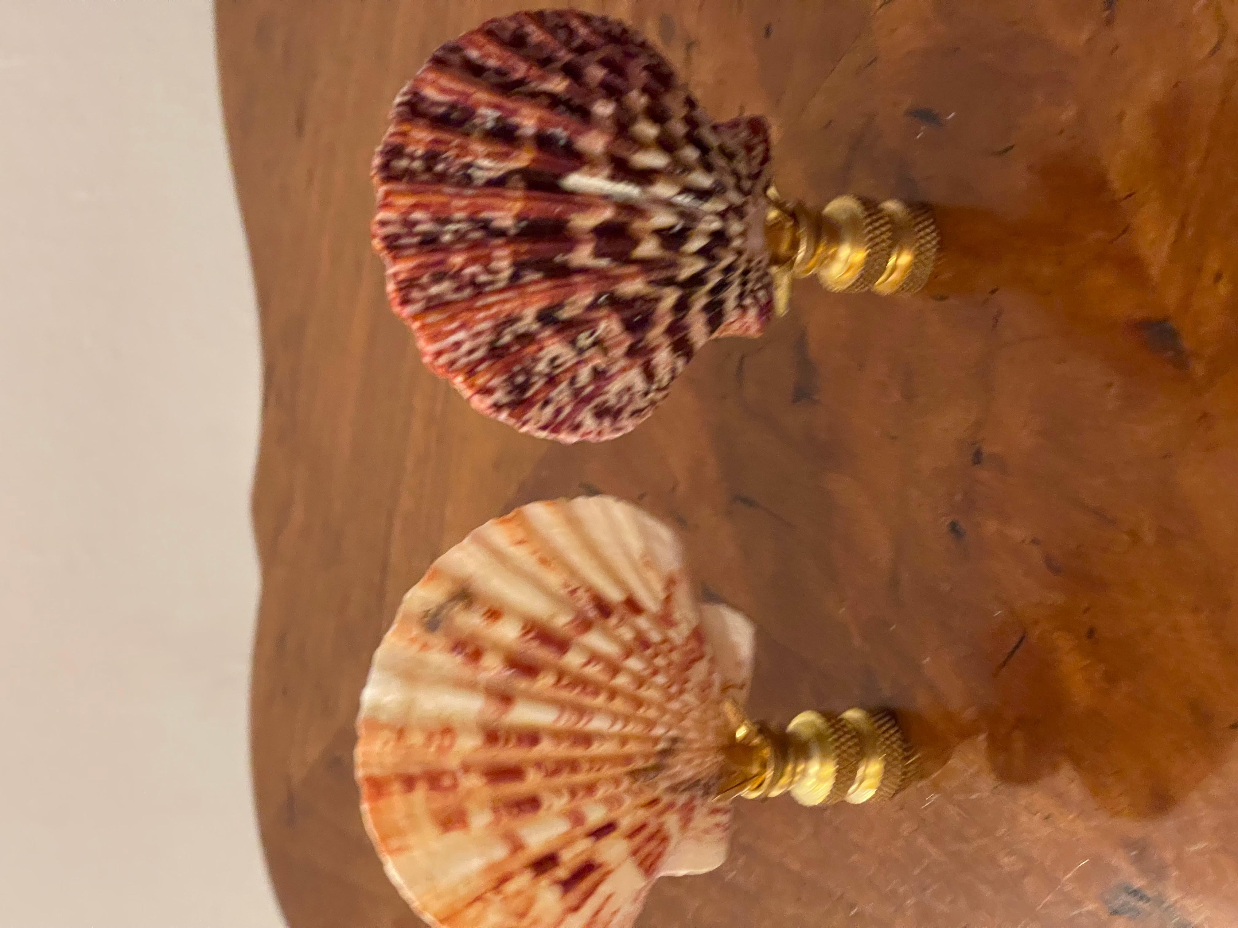 Great Pair of Sea Shell Lamp Finials Brass Moderno orgánico en venta