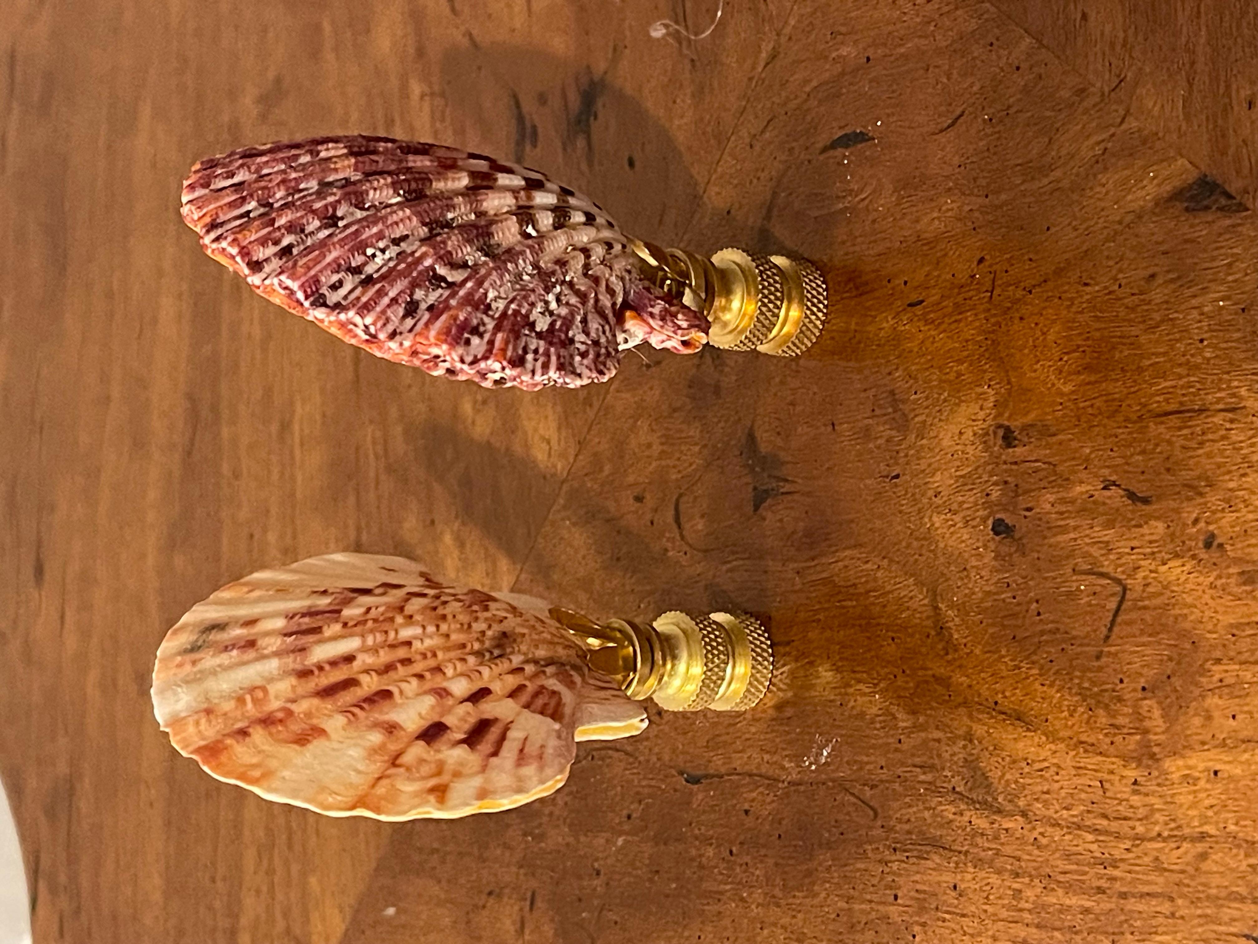 Great Pair of Sea Shell Lamp Finials Brass Estadounidense en venta