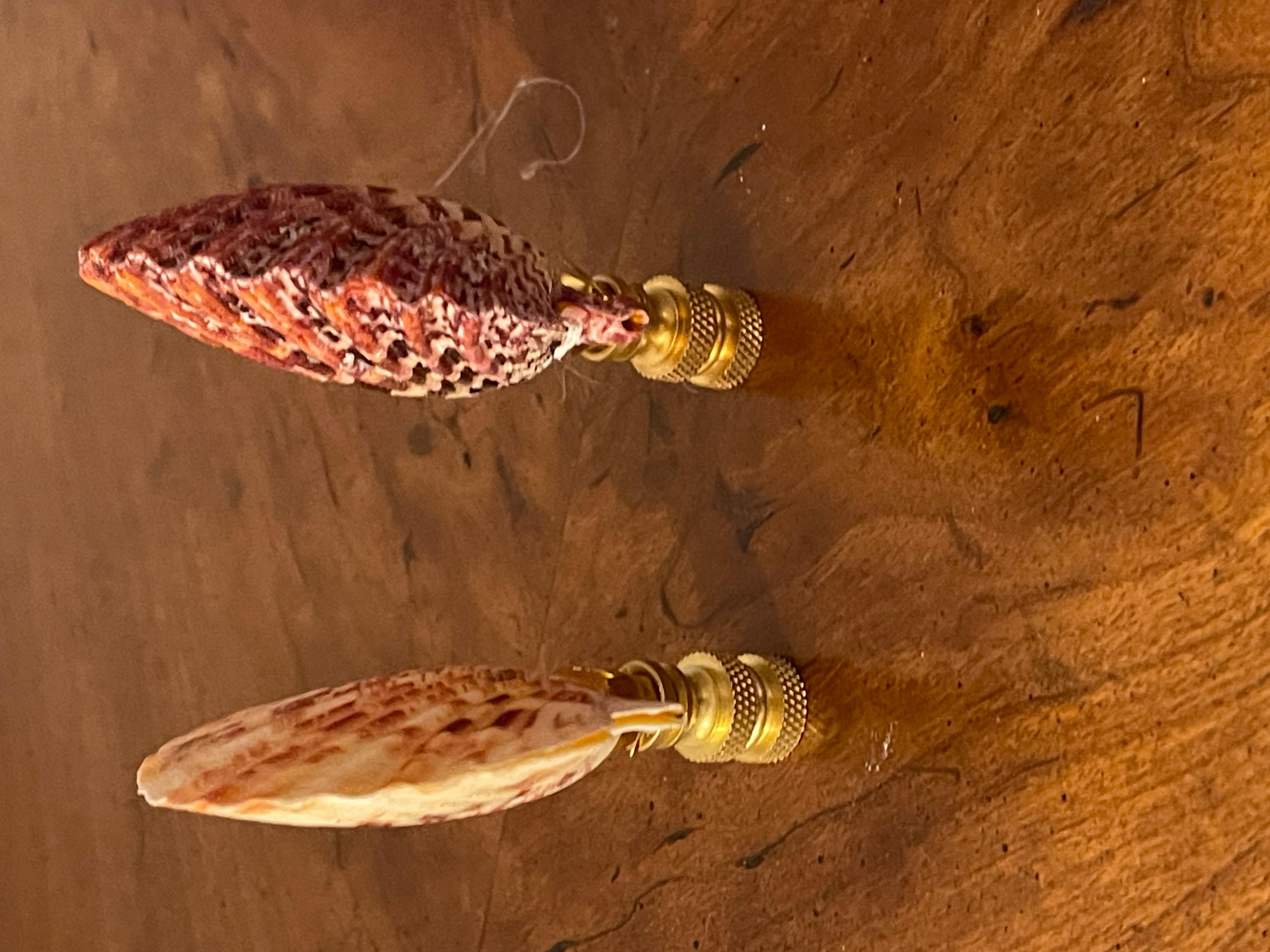 Great Pair of Sea Shell Lamp Finials Brass en Bueno estado para la venta en Boca Raton, FL