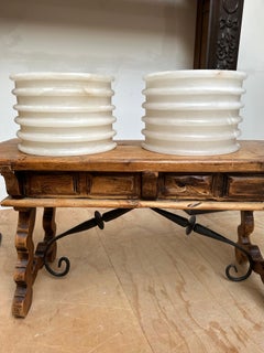 Grande coppia e forma di lampade da parete in alabastro in stile Art Deco