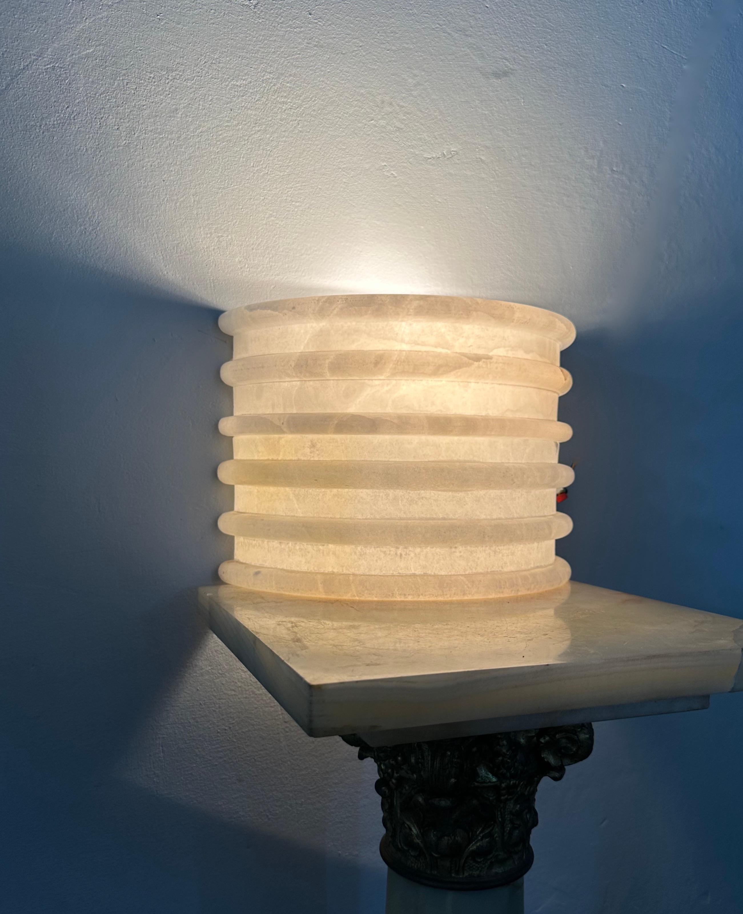 Großes Paar und Form Art-Déco-Wandleuchter/Leuchten aus Alabaster im Art déco-Stil im Angebot 1