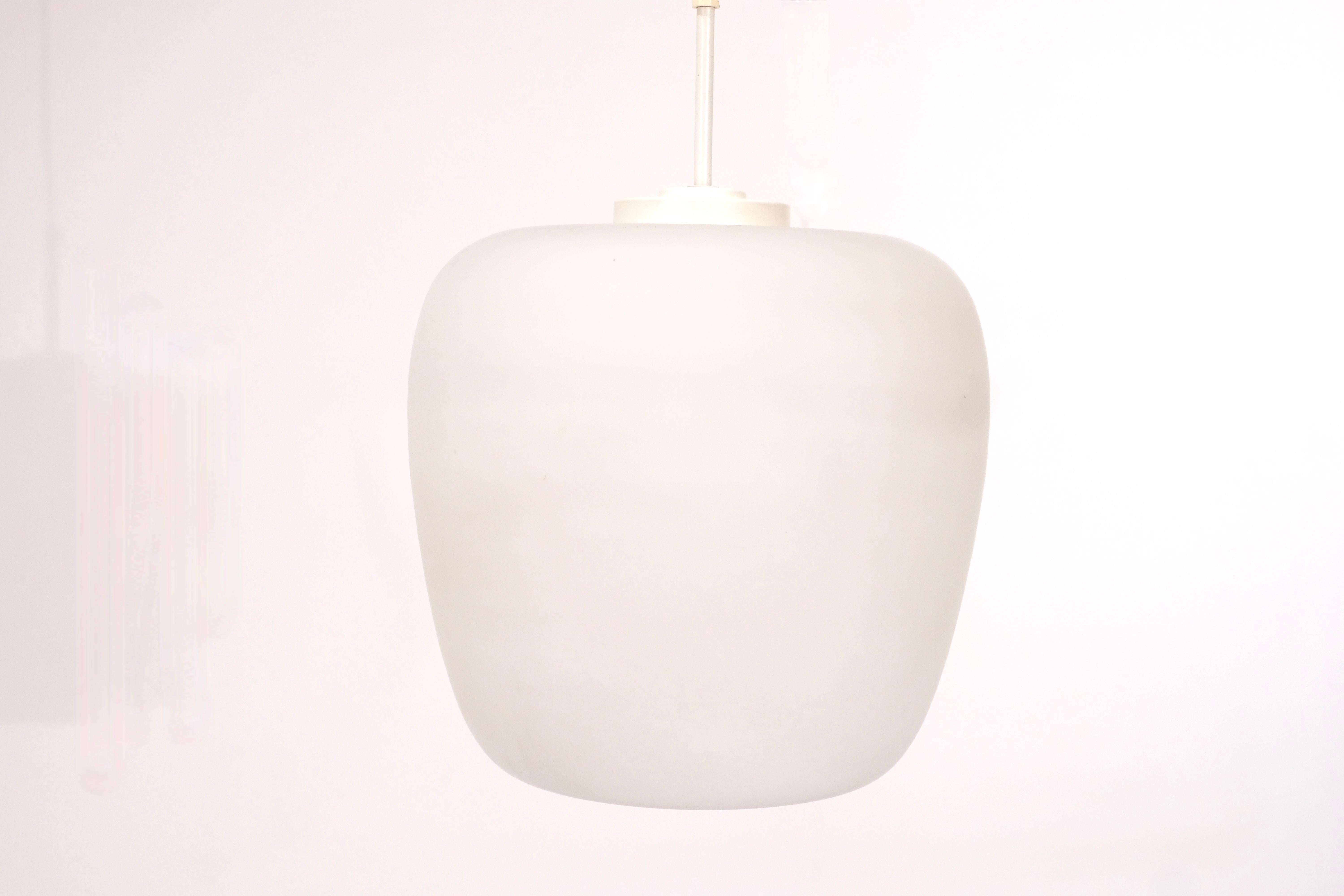 Scandinave moderne Superbe lampe suspendue dans le style de Kina Lamp de Bent Karlby en vente