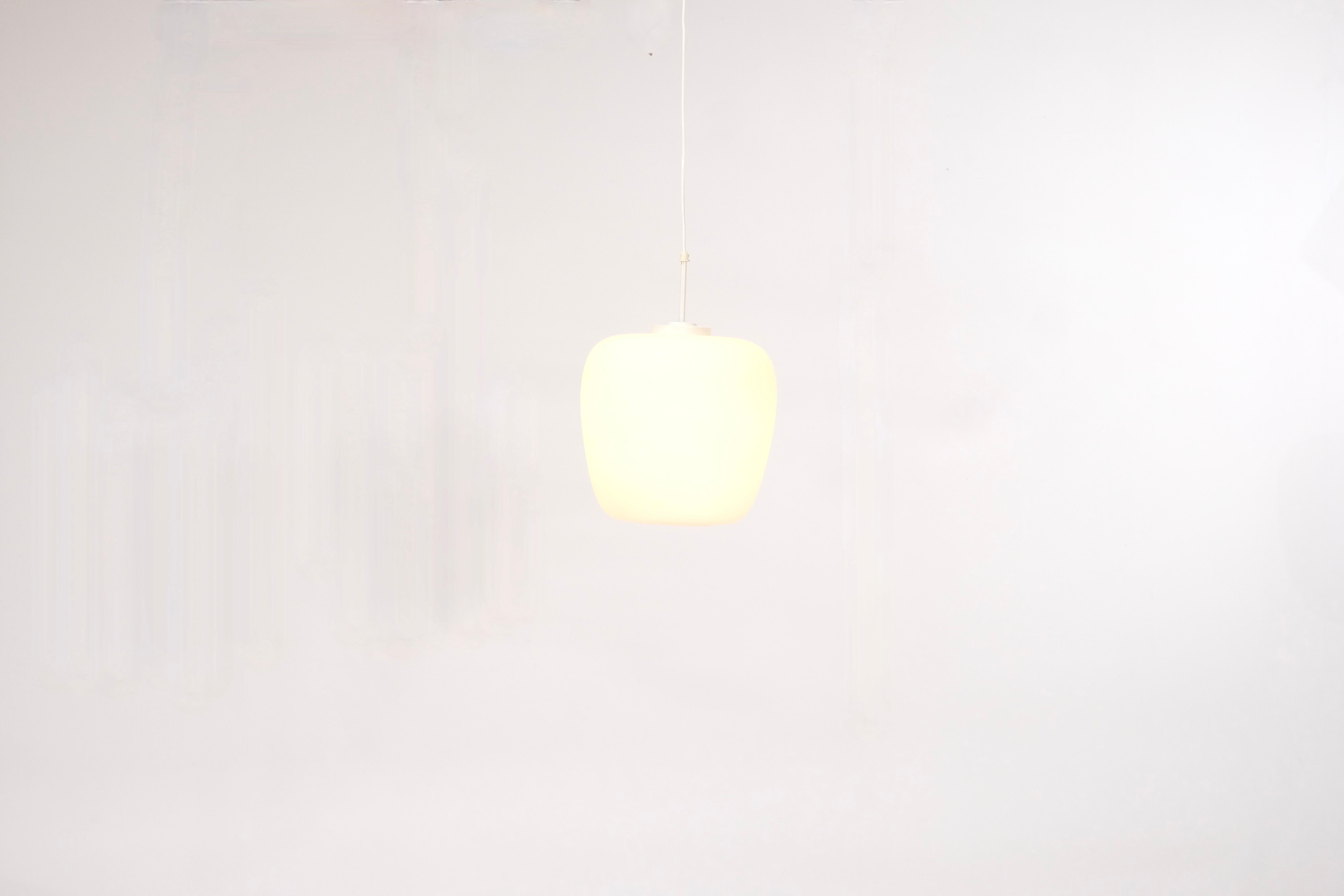 Danois Superbe lampe suspendue dans le style de Kina Lamp de Bent Karlby en vente
