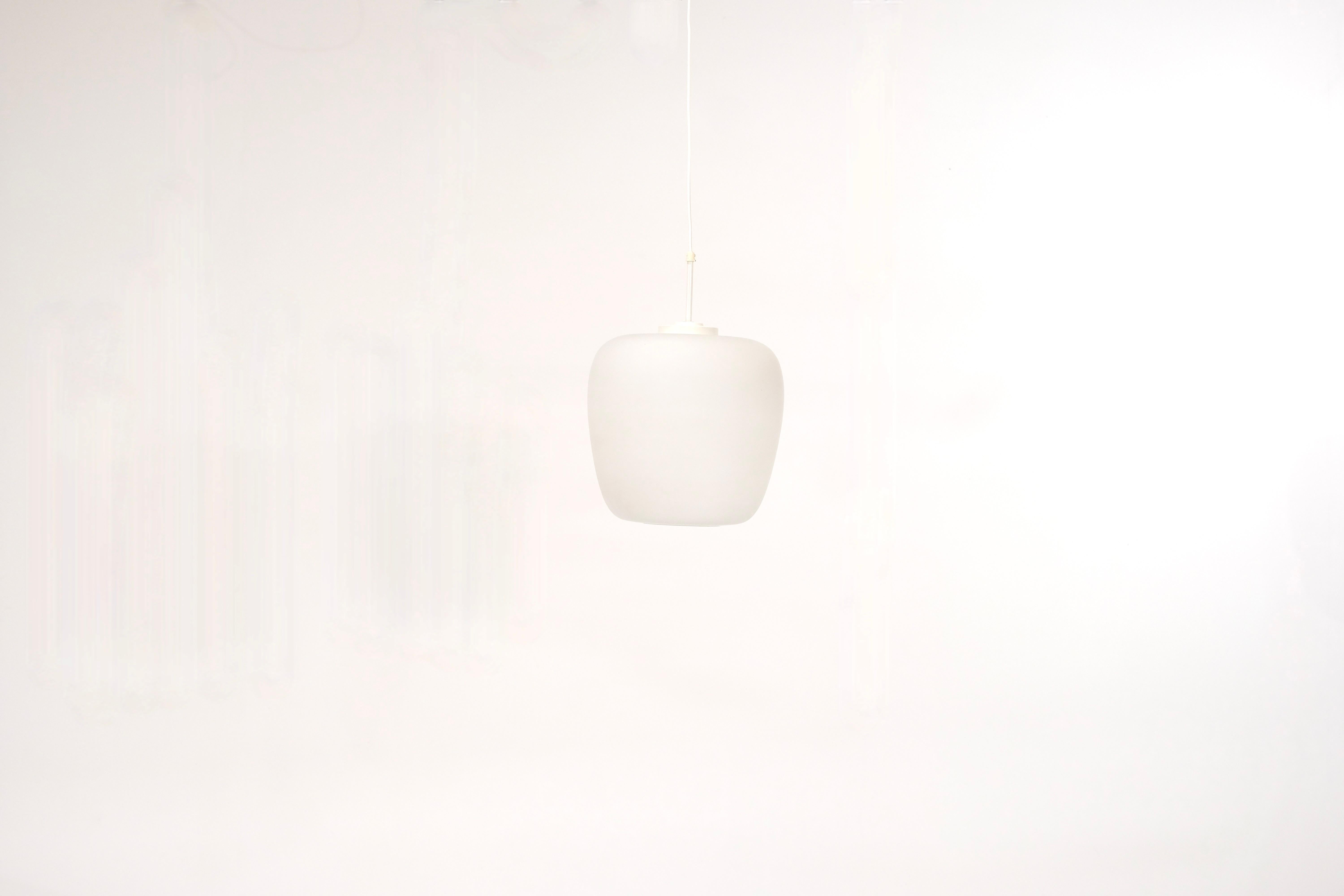 Superbe lampe suspendue dans le style de Kina Lamp de Bent Karlby Bon état - En vente à Uccle, BE