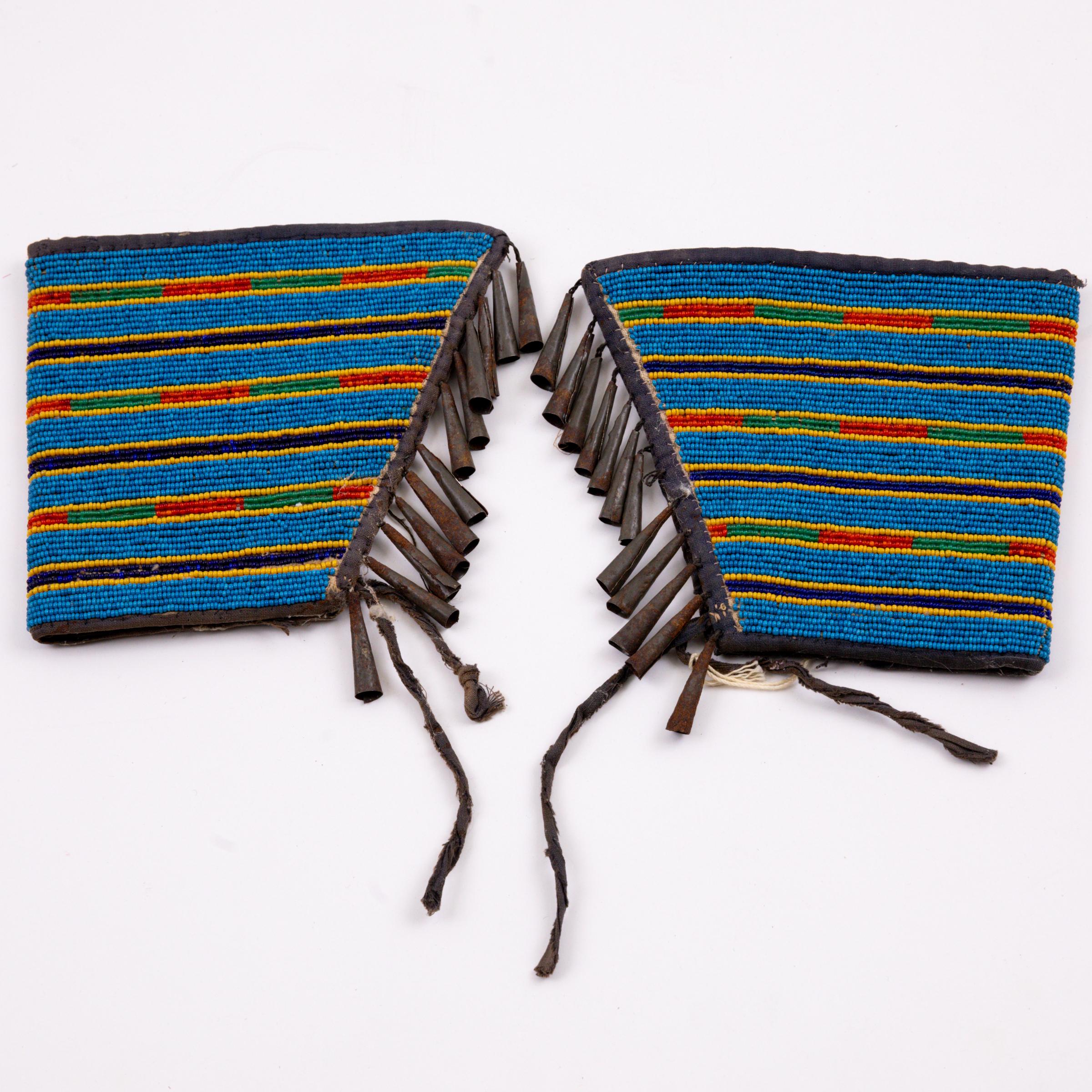 Américain Manchettes en cuir perlé à motif de barres pour les Amérindiens des Grandes Plaines Crow en vente