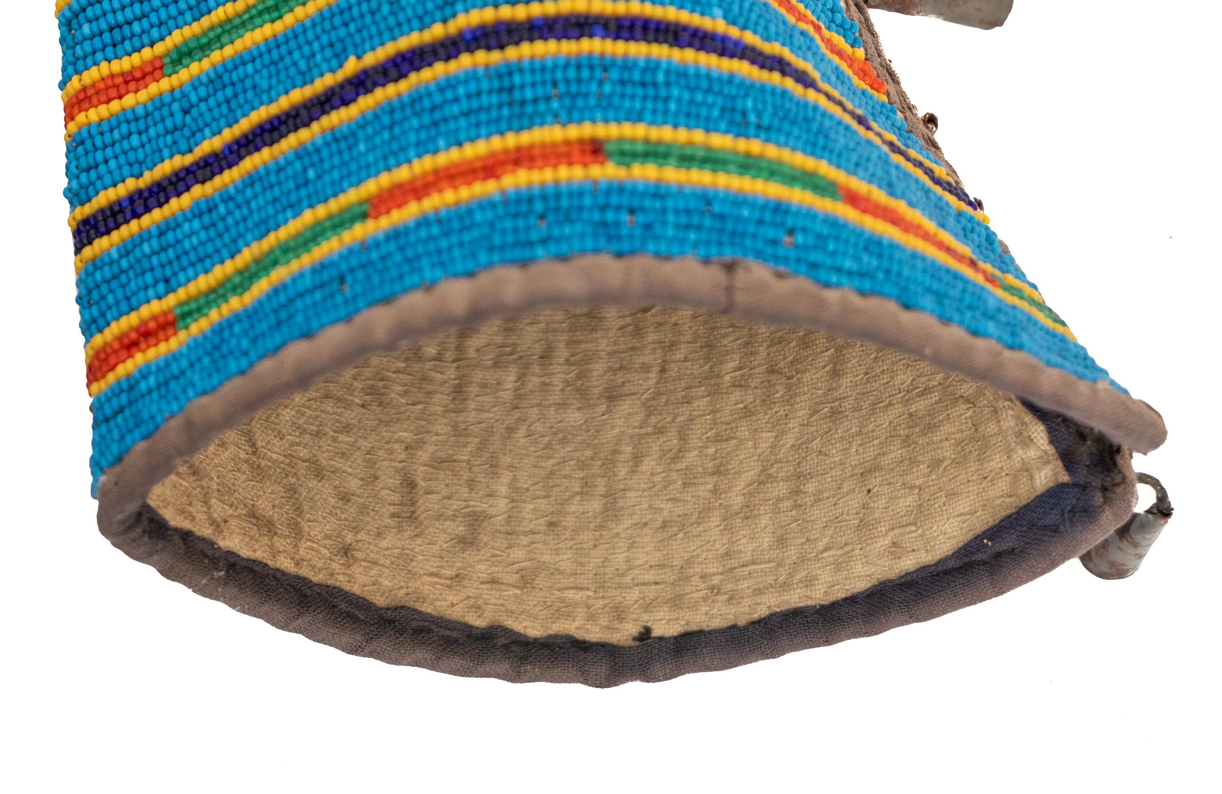 Peau d'animal Manchettes en cuir perlé à motif de barres pour les Amérindiens des Grandes Plaines Crow en vente
