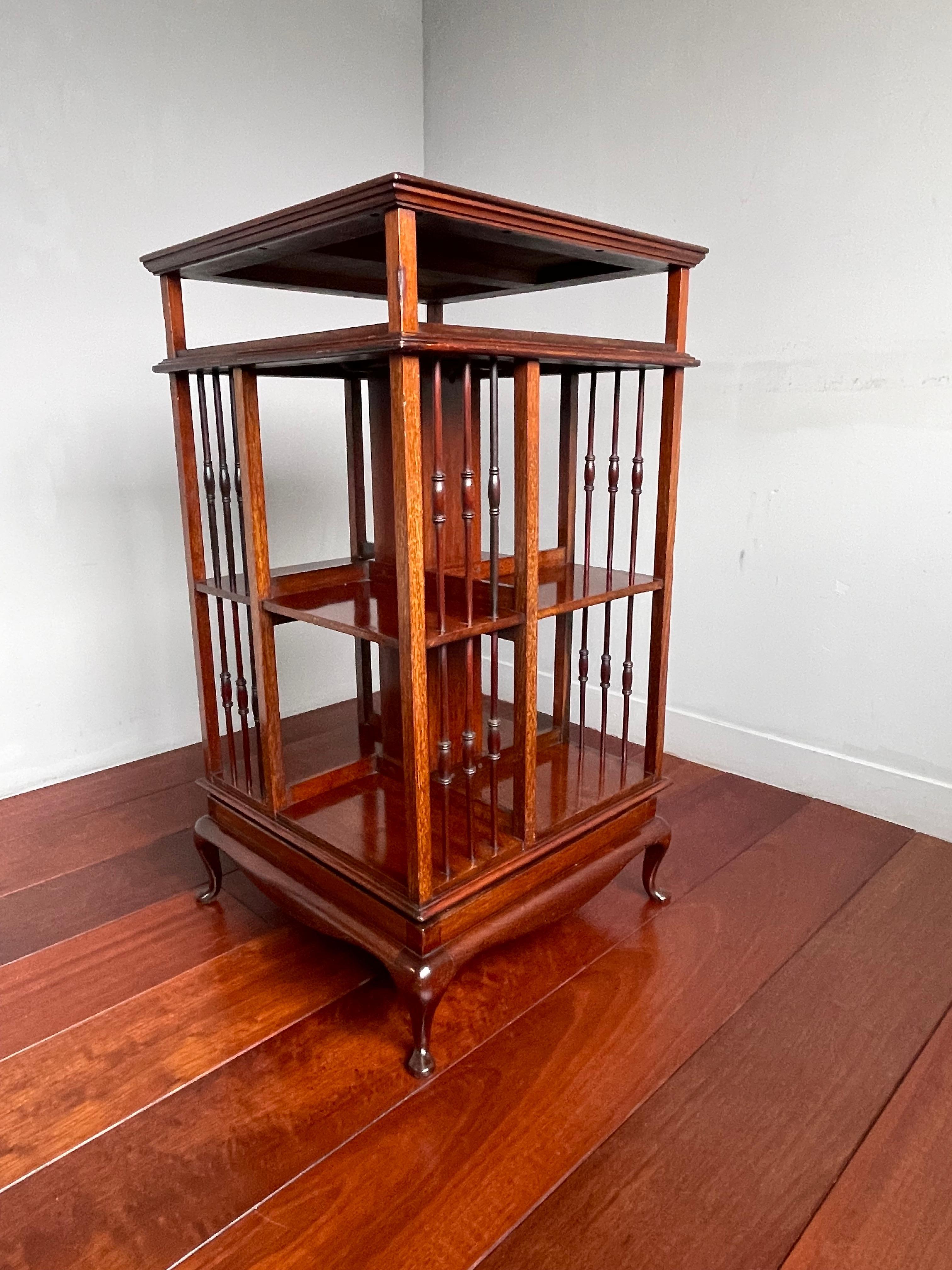 Striking and practical size bookcase by Shoolbred of England.

Apart from being rare, stylish and beautiful this late 1800s and all handcrafted revolving bookcase is extra practical, because of its relatively small size AND because of the extra tier