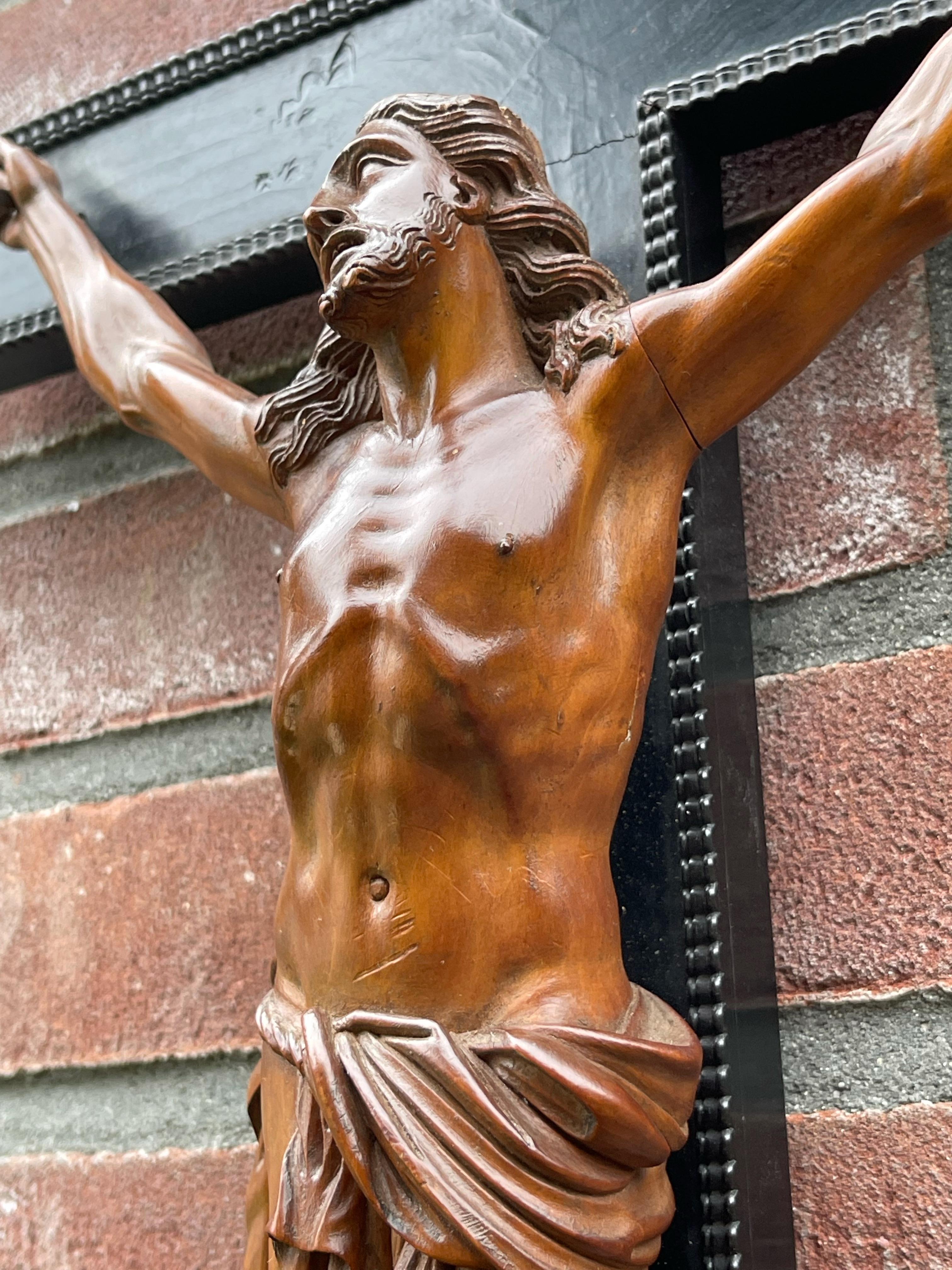 Great Quality Carved & Superb Condition Wooden Corpus Christi on Crucifix, 1800s In Good Condition In Lisse, NL