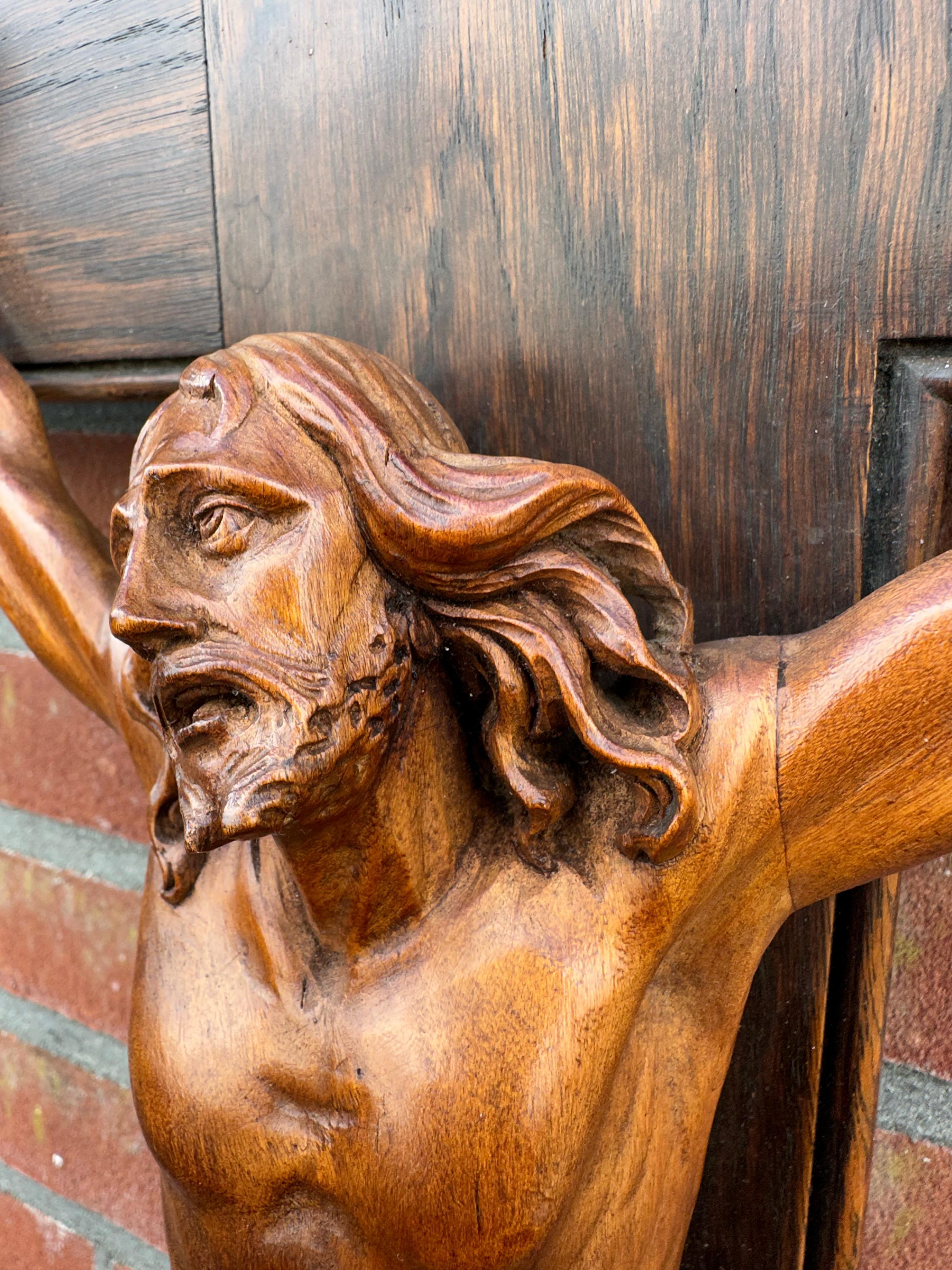 Geschnitzter und hervorragender Zustand Holz Corpus Christi auf Kruzifix in hoher Qualität, 1800er Jahre im Angebot 5