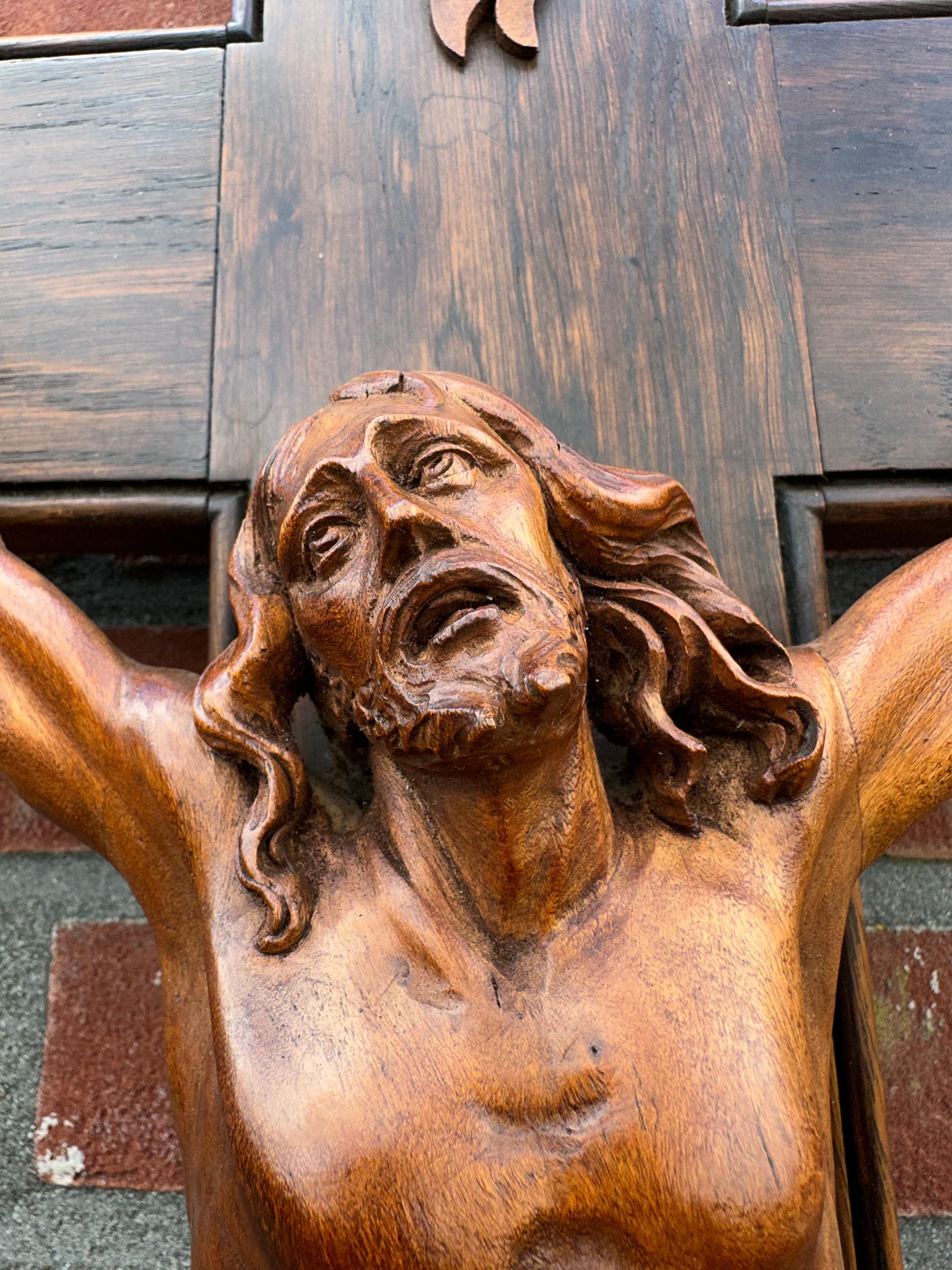 Geschnitzter und hervorragender Zustand Holz Corpus Christi auf Kruzifix in hoher Qualität, 1800er Jahre im Angebot 6