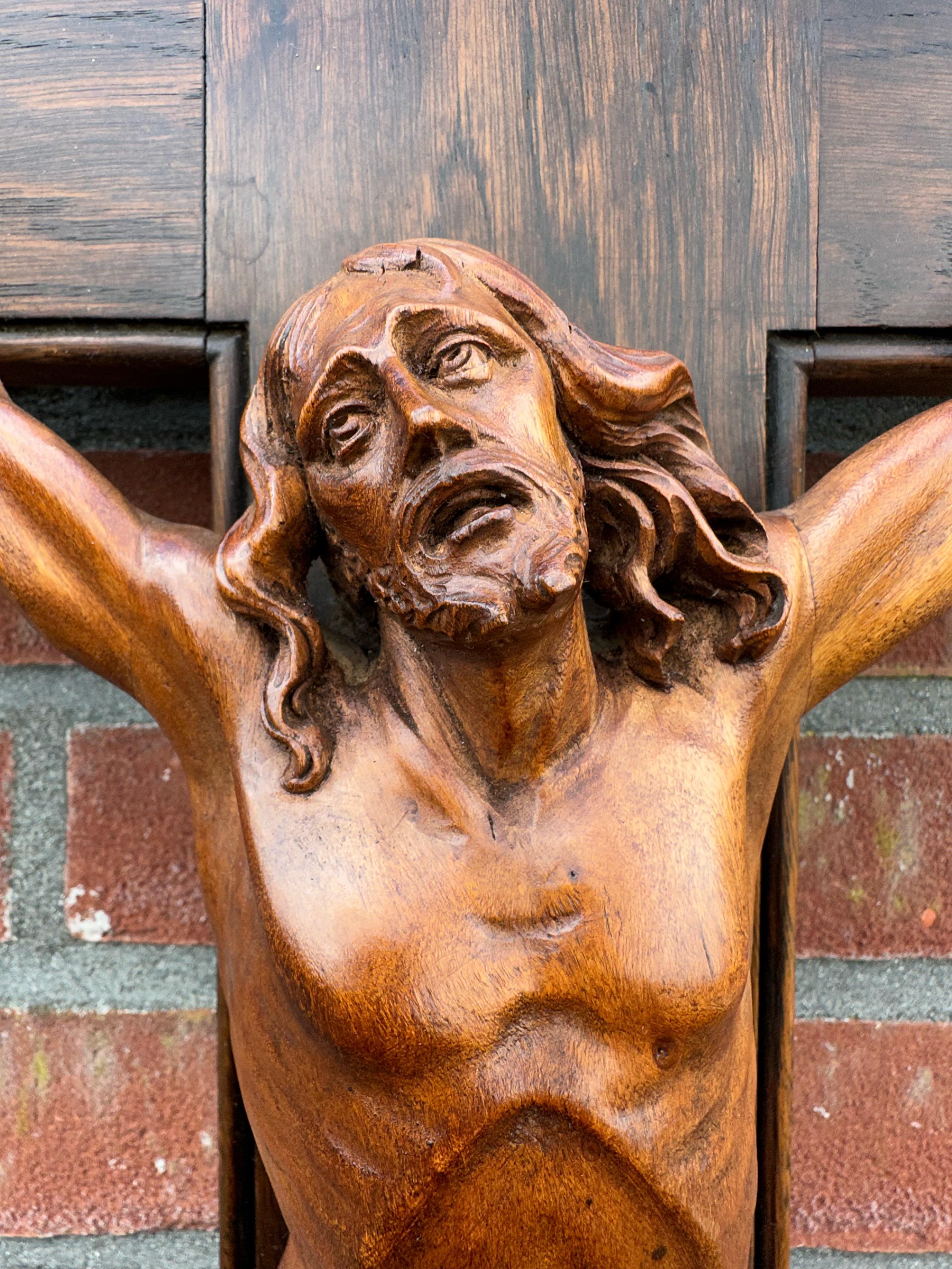 Geschnitzter und hervorragender Zustand Holz Corpus Christi auf Kruzifix in hoher Qualität, 1800er Jahre im Angebot 7