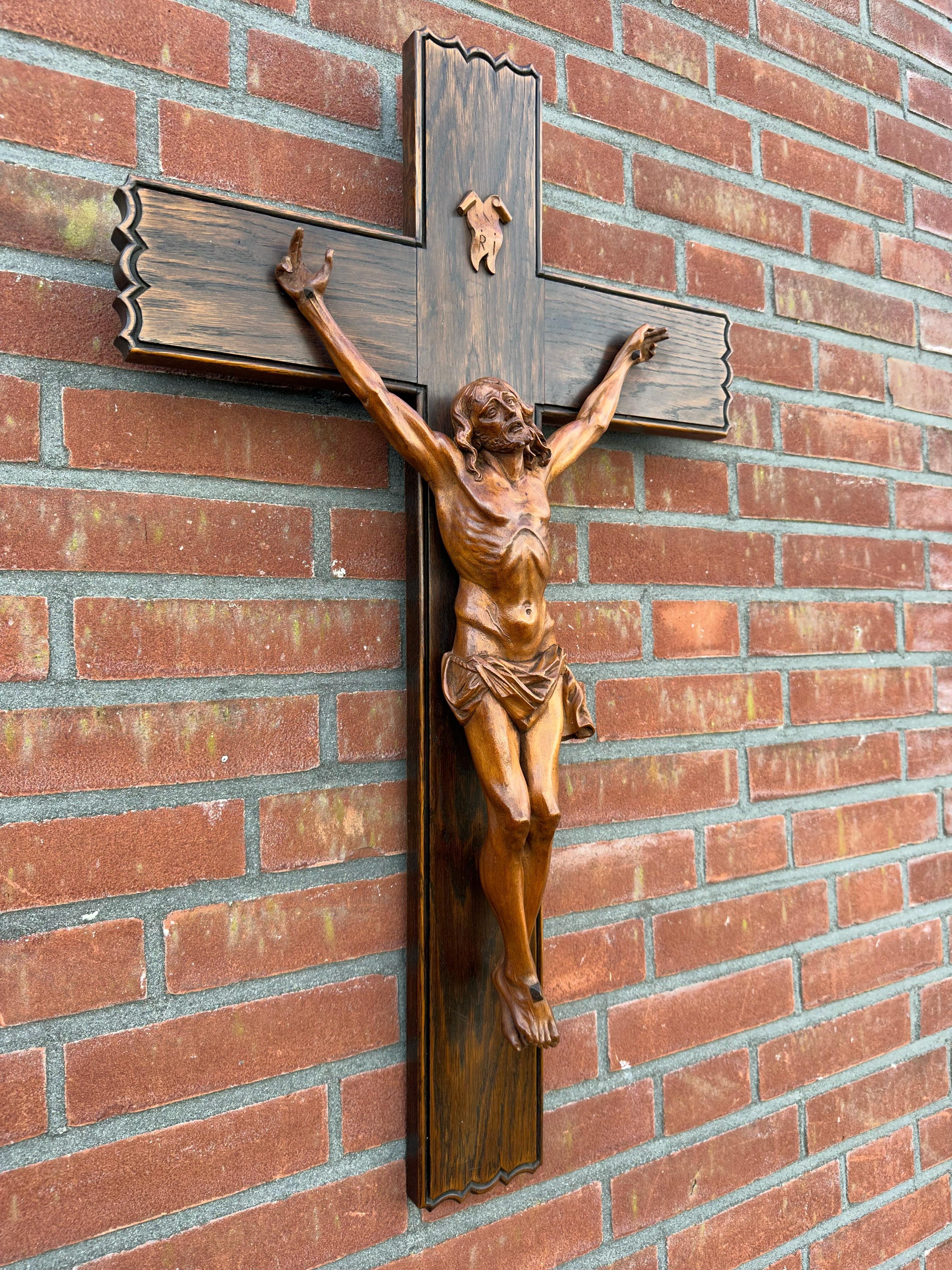Geschnitzter und hervorragender Zustand Holz Corpus Christi auf Kruzifix in hoher Qualität, 1800er Jahre (Patiniert) im Angebot