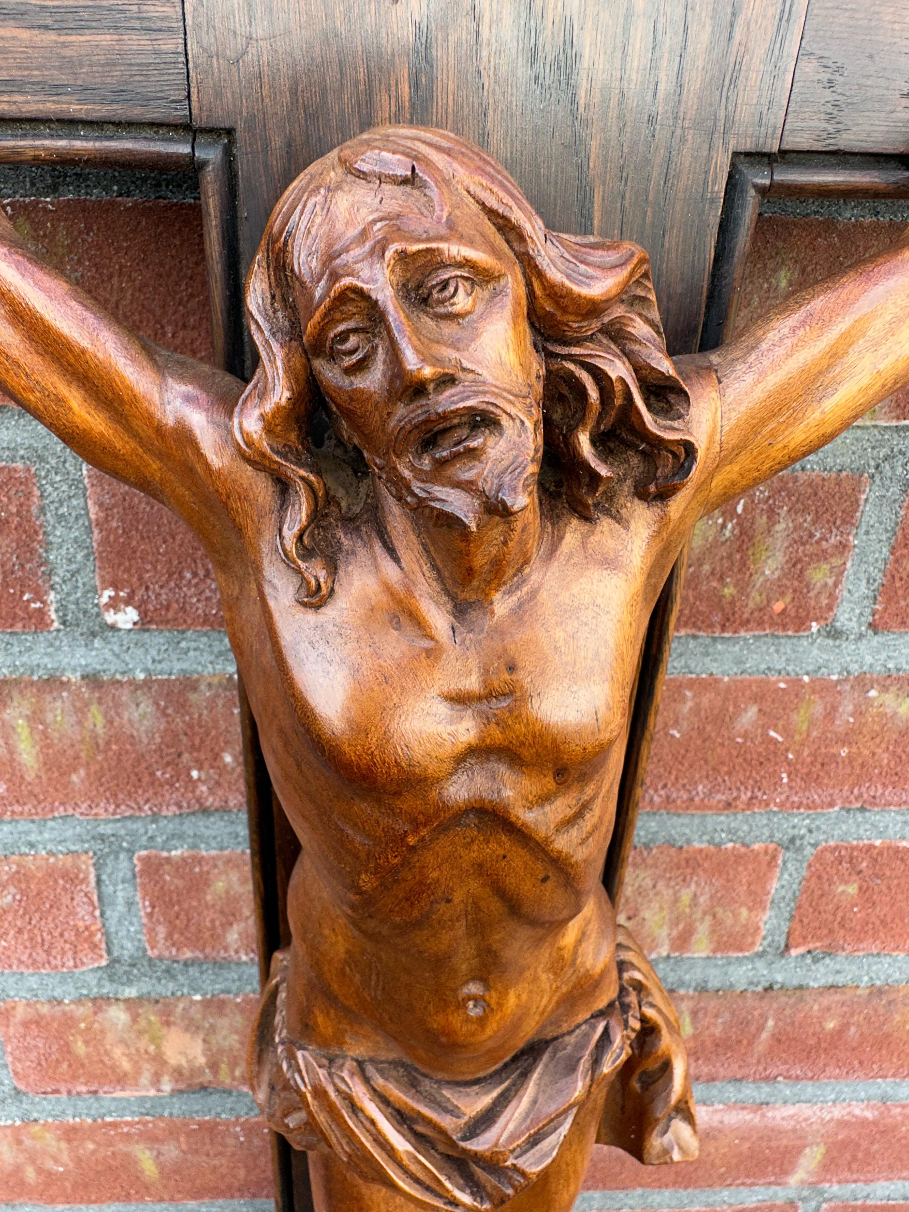 Great Quality Carved & Superb Condition Wooden Corpus Christi on Crucifix, 1800s In Good Condition For Sale In Lisse, NL