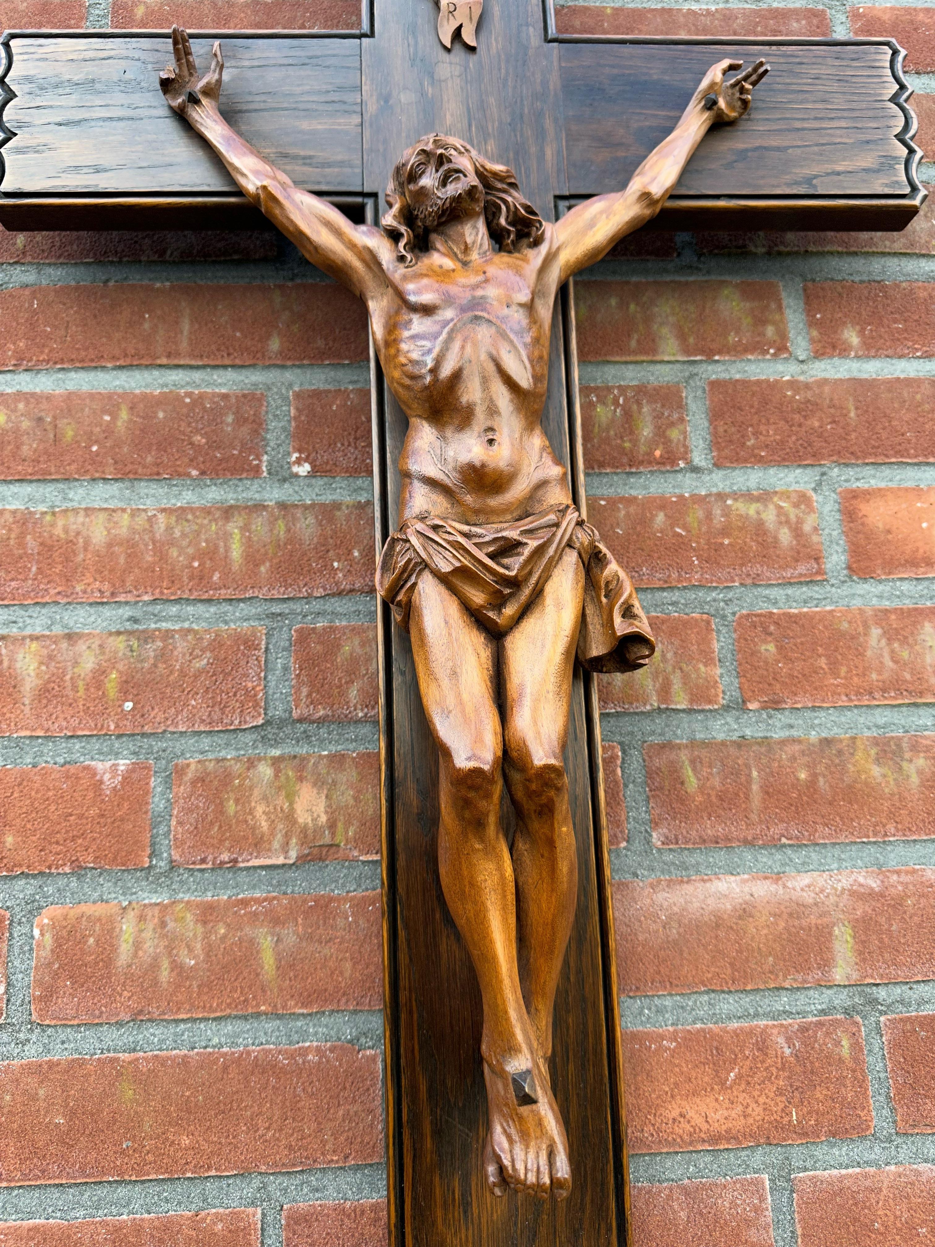 Geschnitzter und hervorragender Zustand Holz Corpus Christi auf Kruzifix in hoher Qualität, 1800er Jahre (Obstholz) im Angebot
