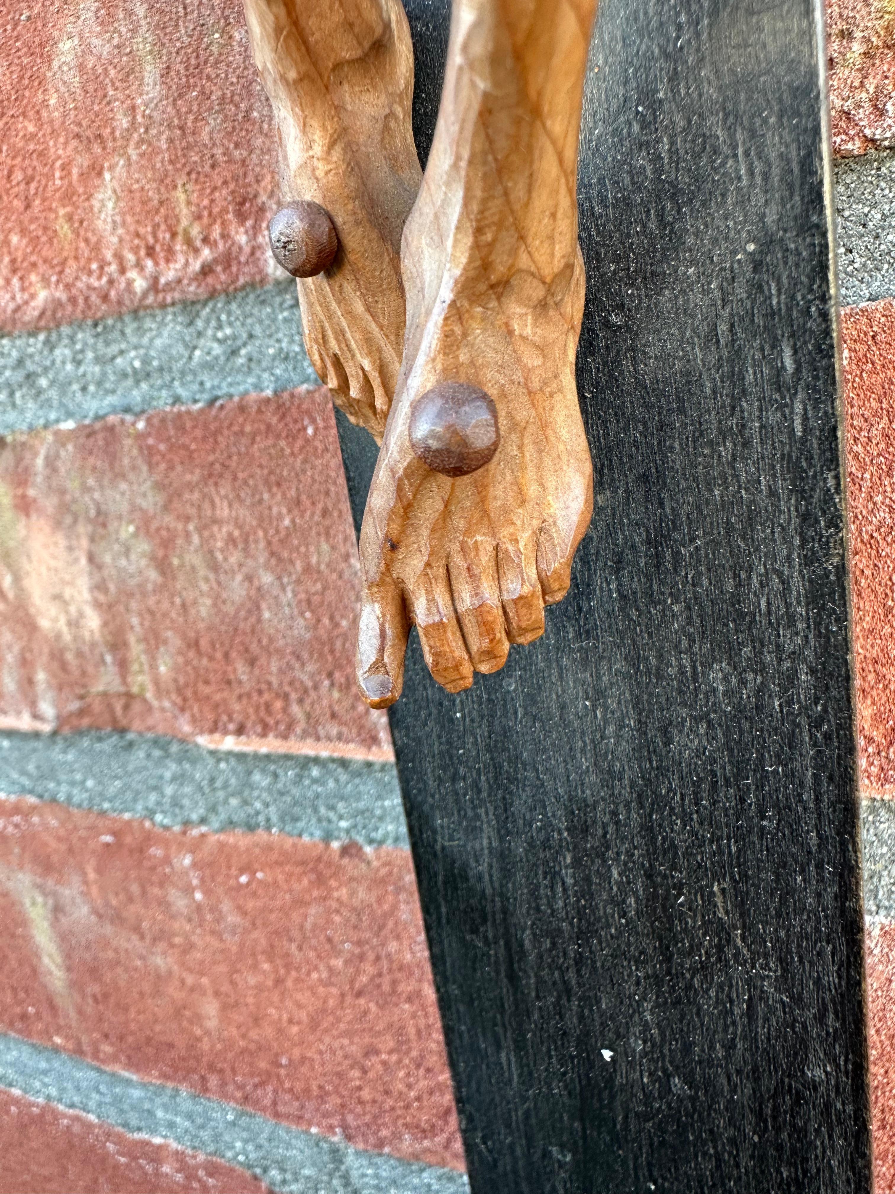 Très belle qualité sculptée et en très bon état, crucifix Corpus Christi sur bois, années 1900 en vente 3