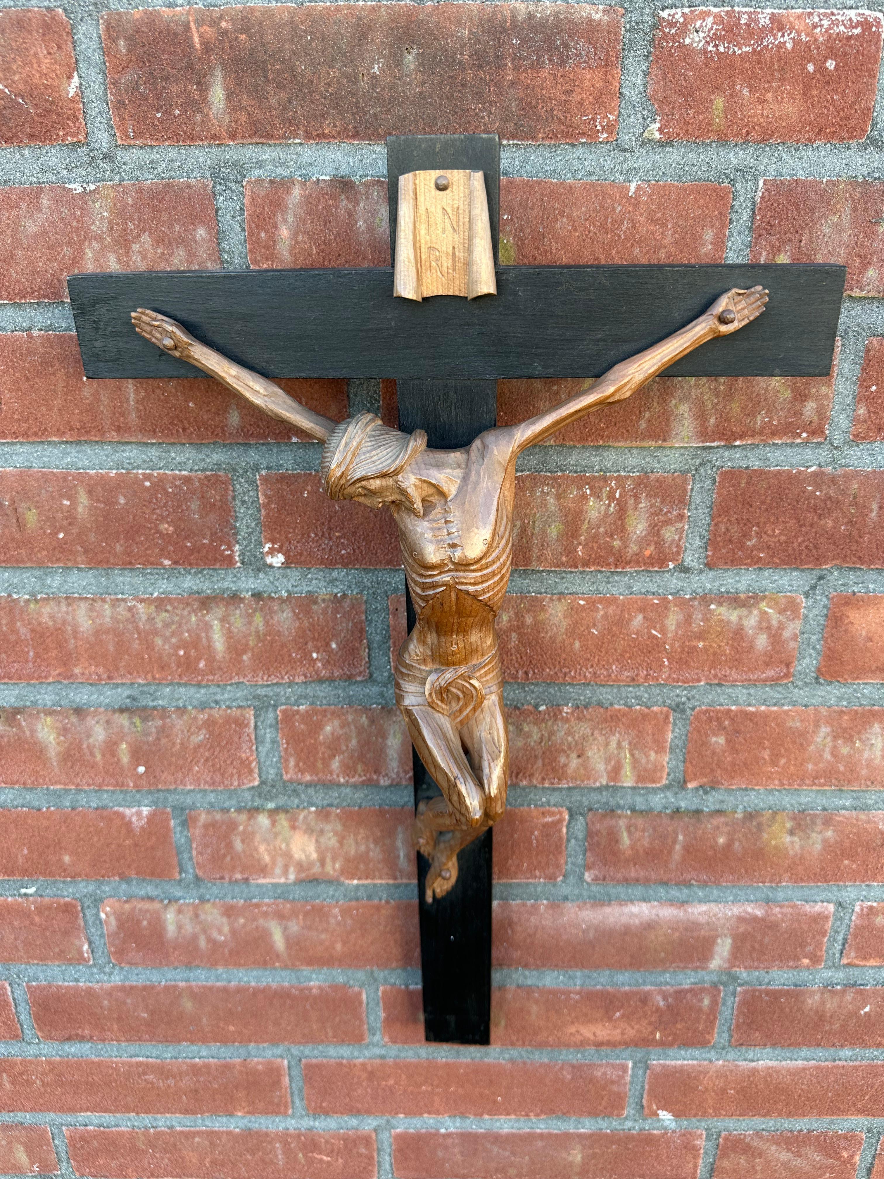 Très belle qualité sculptée et en très bon état, crucifix Corpus Christi sur bois, années 1900 en vente 7