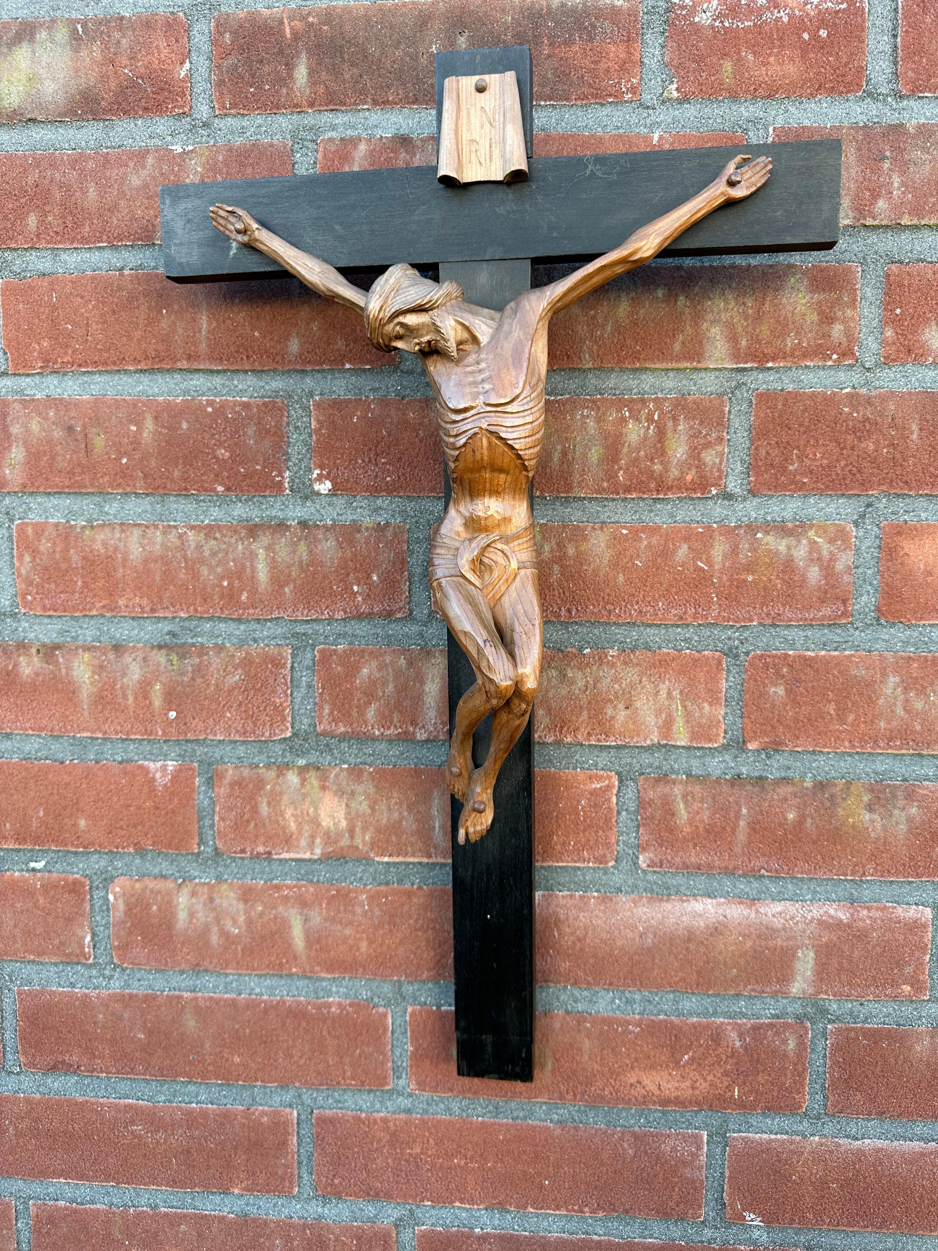 Très belle qualité sculptée et en très bon état, crucifix Corpus Christi sur bois, années 1900 en vente 8
