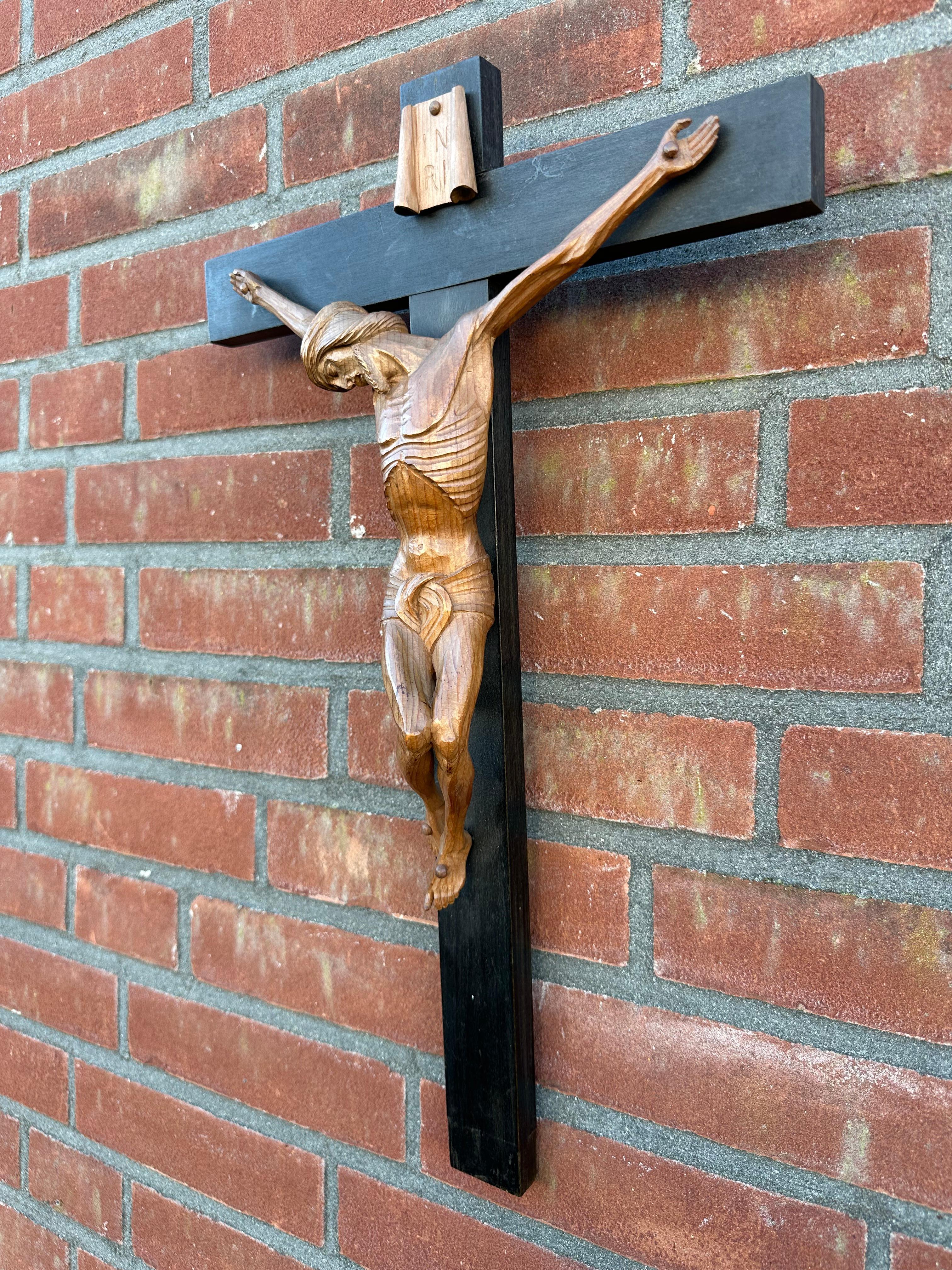 Très belle qualité sculptée et en très bon état, crucifix Corpus Christi sur bois, années 1900 en vente 9