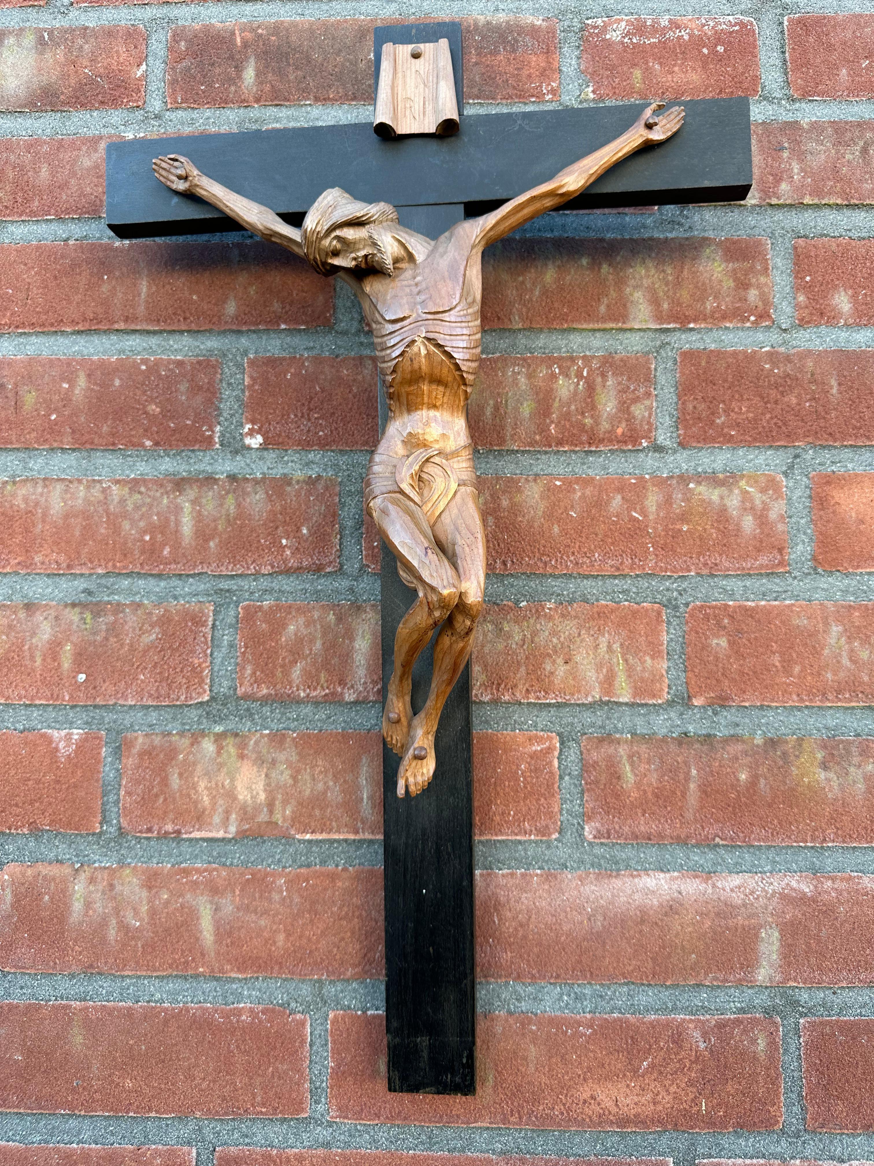 Crucifix antique de style Arte Antiques avec de superbes détails sculptés à la main et une patine étonnante.

Cette sculpture remarquable et de bonne taille du Christ (qui vient de baisser la tête) sur la croix est différente de presque toutes les
