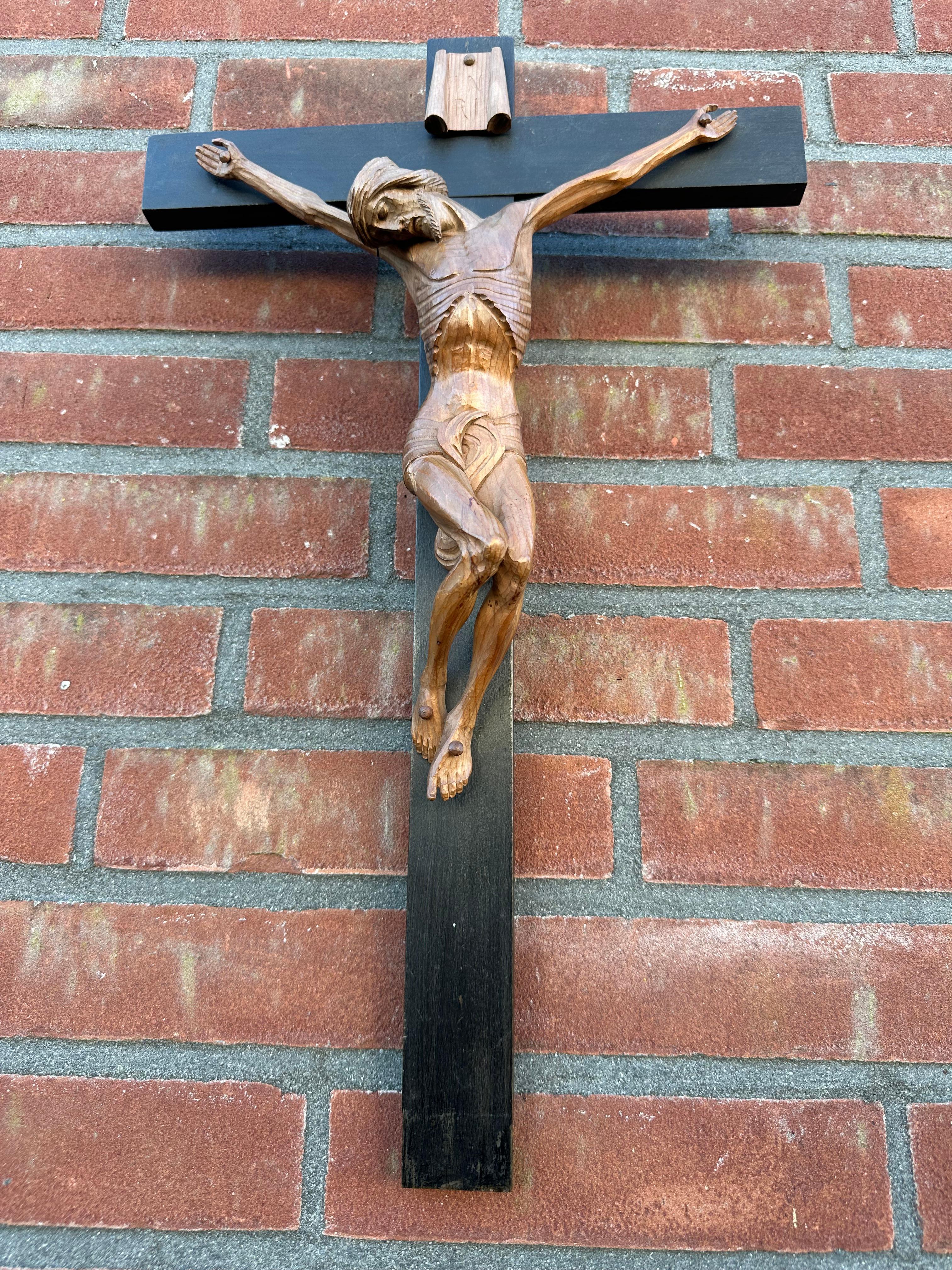 Arts and Crafts Très belle qualité sculptée et en très bon état, crucifix Corpus Christi sur bois, années 1900 en vente