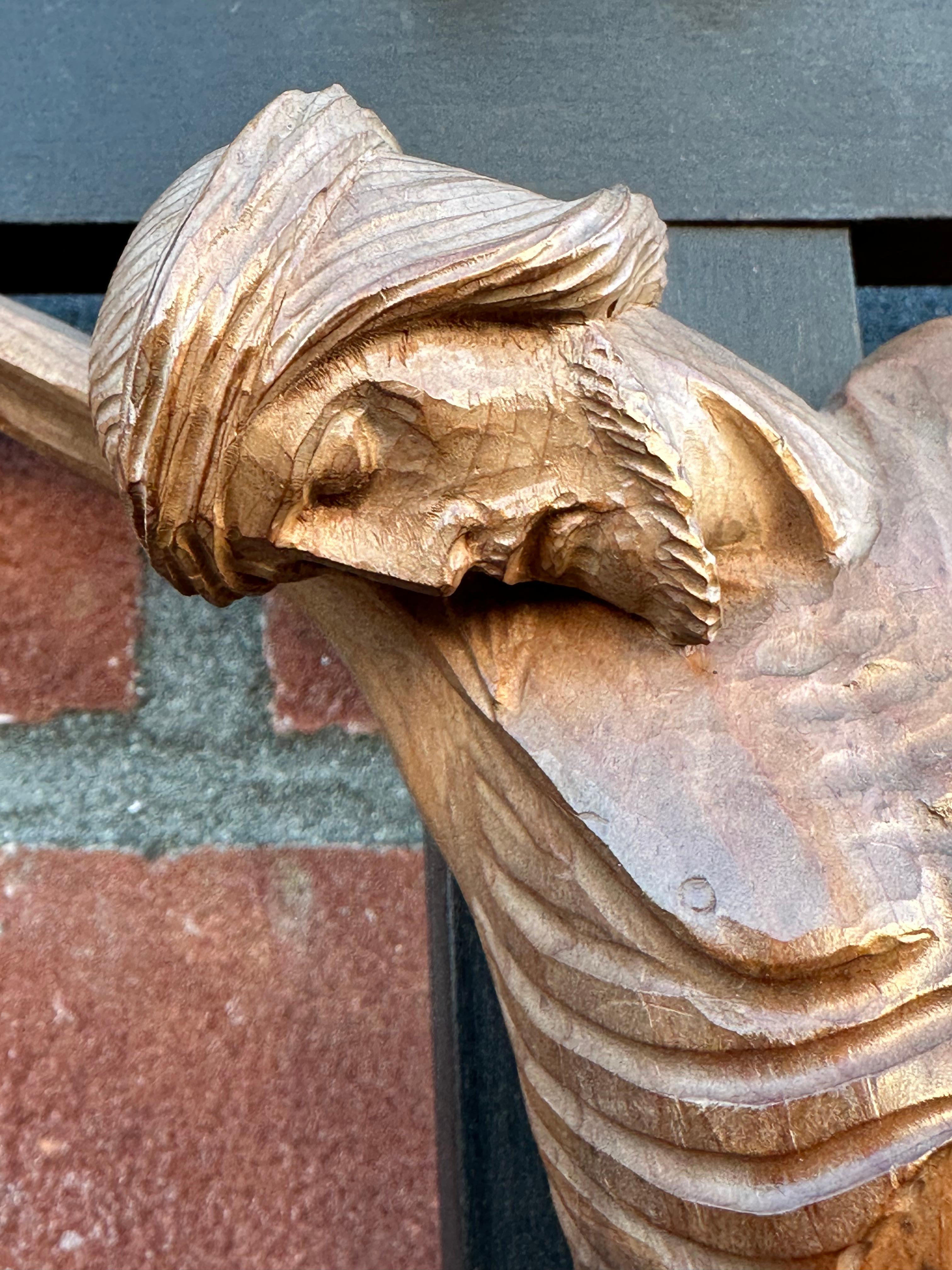 Geschnitzter und hervorragender Zustand Holz Corpus Christi auf Kruzifix in hoher Qualität, 1900er Jahre (Europäisch) im Angebot