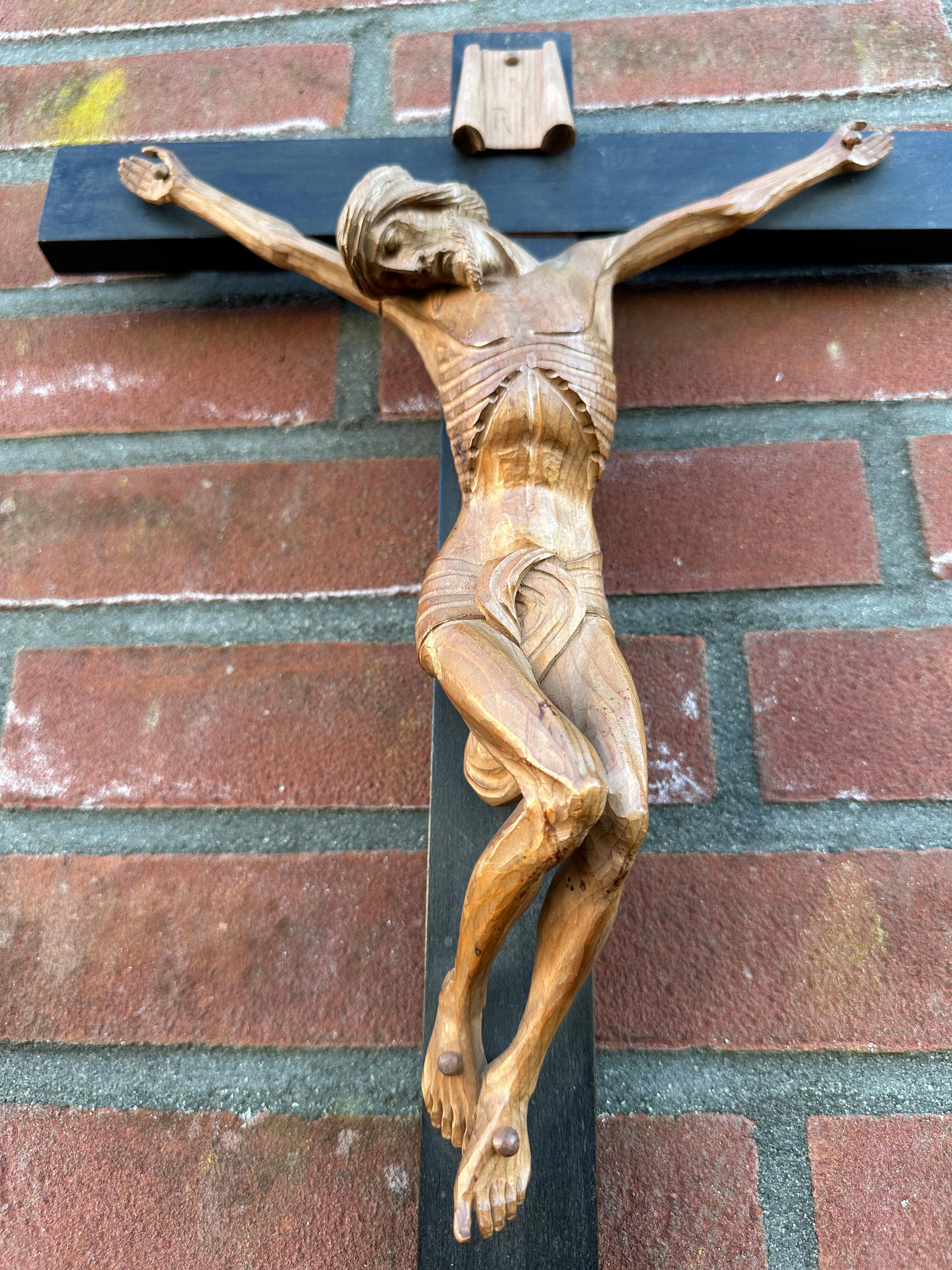 Geschnitzter und hervorragender Zustand Holz Corpus Christi auf Kruzifix in hoher Qualität, 1900er Jahre (20. Jahrhundert) im Angebot