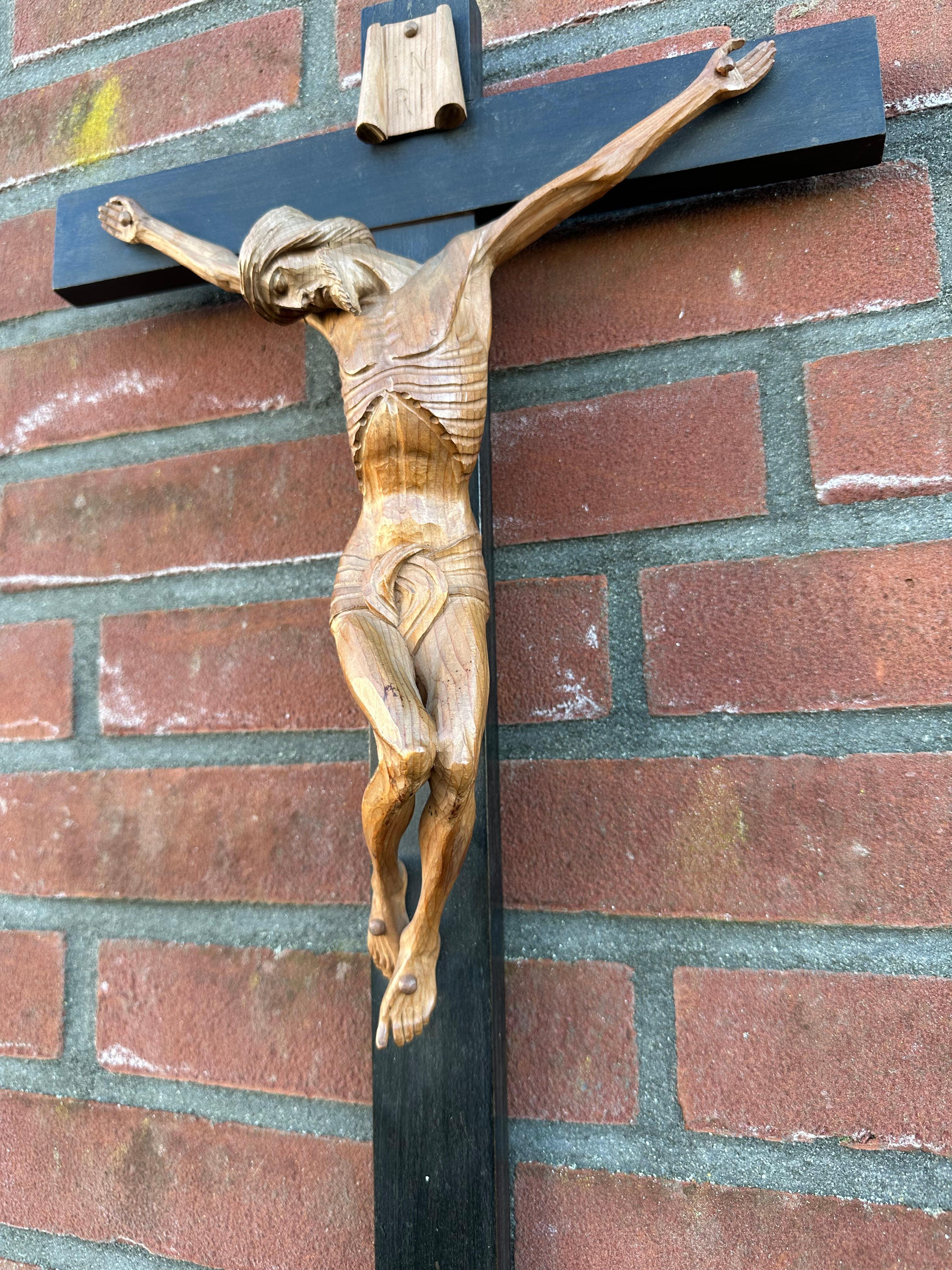Très belle qualité sculptée et en très bon état, crucifix Corpus Christi sur bois, années 1900 en vente 1