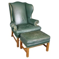 Chaise à dossier et pouf en cuir vert du siècle de grande qualité