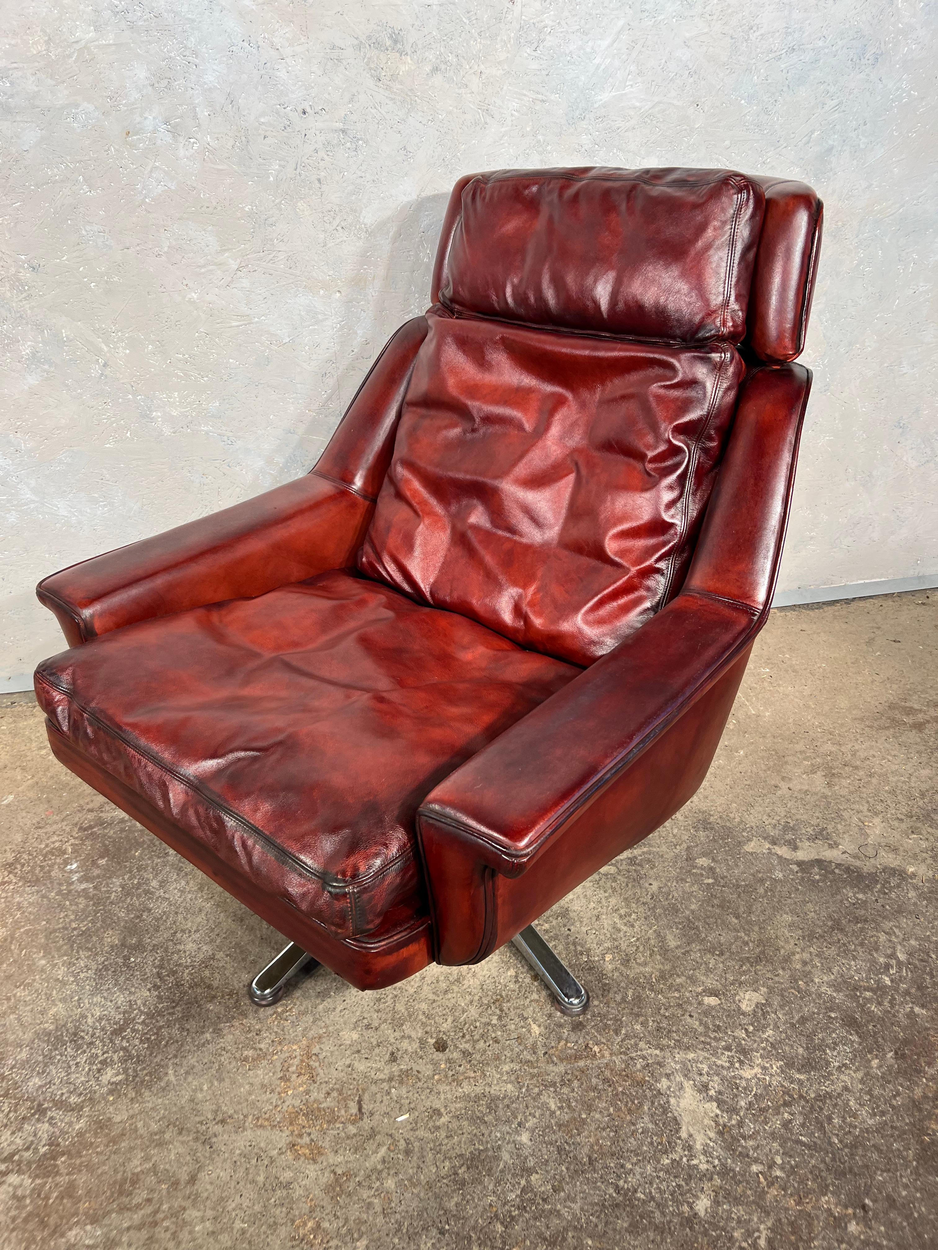 Great Quality Esa Vintage Danish 1970 Swivel ArmChair Patinated Deep Red #595 For Sale 5