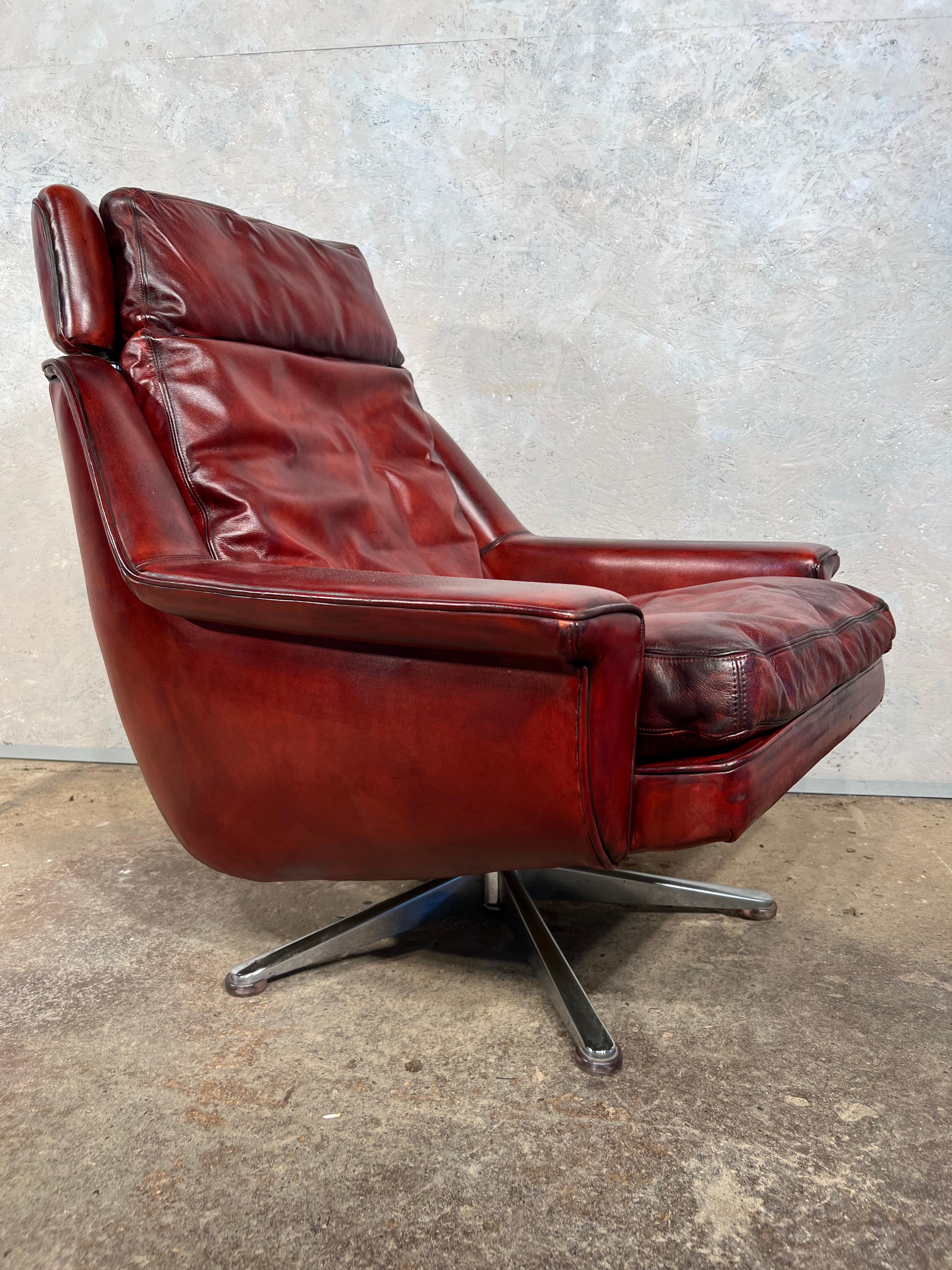 Great Quality Esa Vintage Danish 1970 Swivel ArmChair Patinated Deep Red #595 In Good Condition For Sale In Lewes, GB