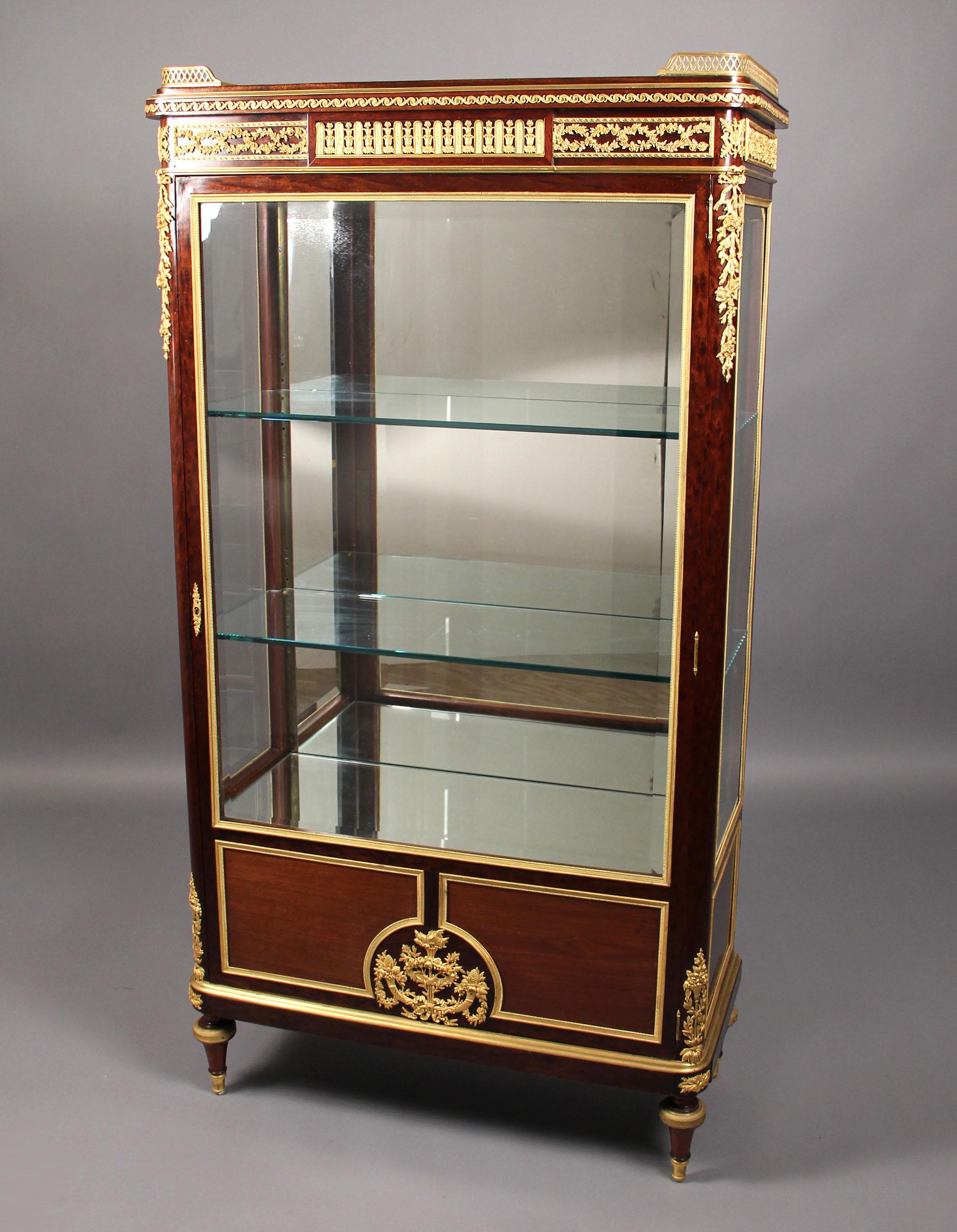 Vitrine montée en bronze doré de François Linke de la fin du 19e siècle, de grande qualité, de style Louis XVI

François Linke.

Le plateau rectangulaire lambrissé avec une galerie aux trois quarts, au-dessus d'une frise conforme de guirlandes