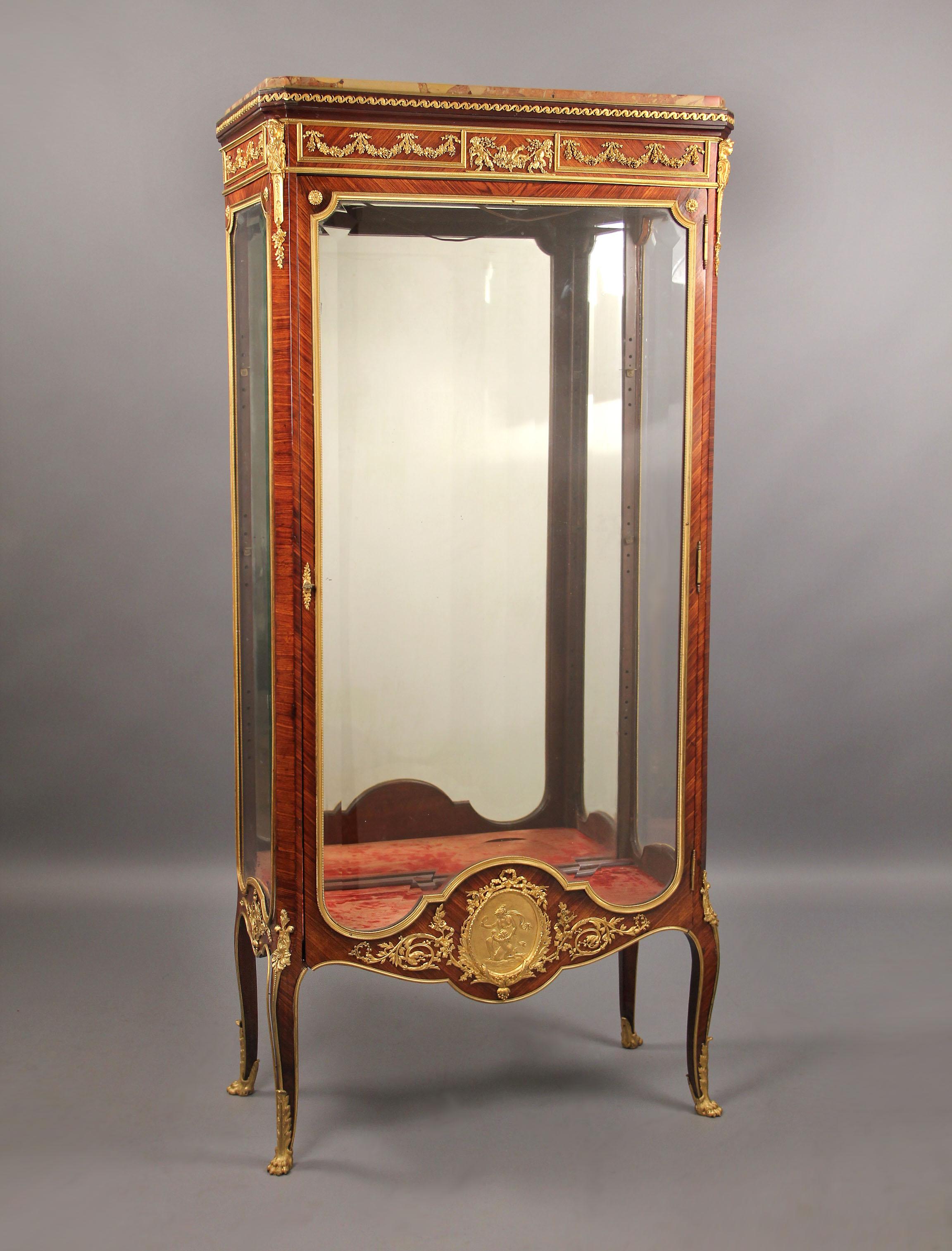 Vitrina de gran calidad de finales del siglo xix, estilo Luis xv, montada en bronce dorado.

Por François Linke - Variante del Índice Número 38 y 1122.

Rematada por una encimera de mármol Brèche d'Alep, el frente y los laterales con paneles de