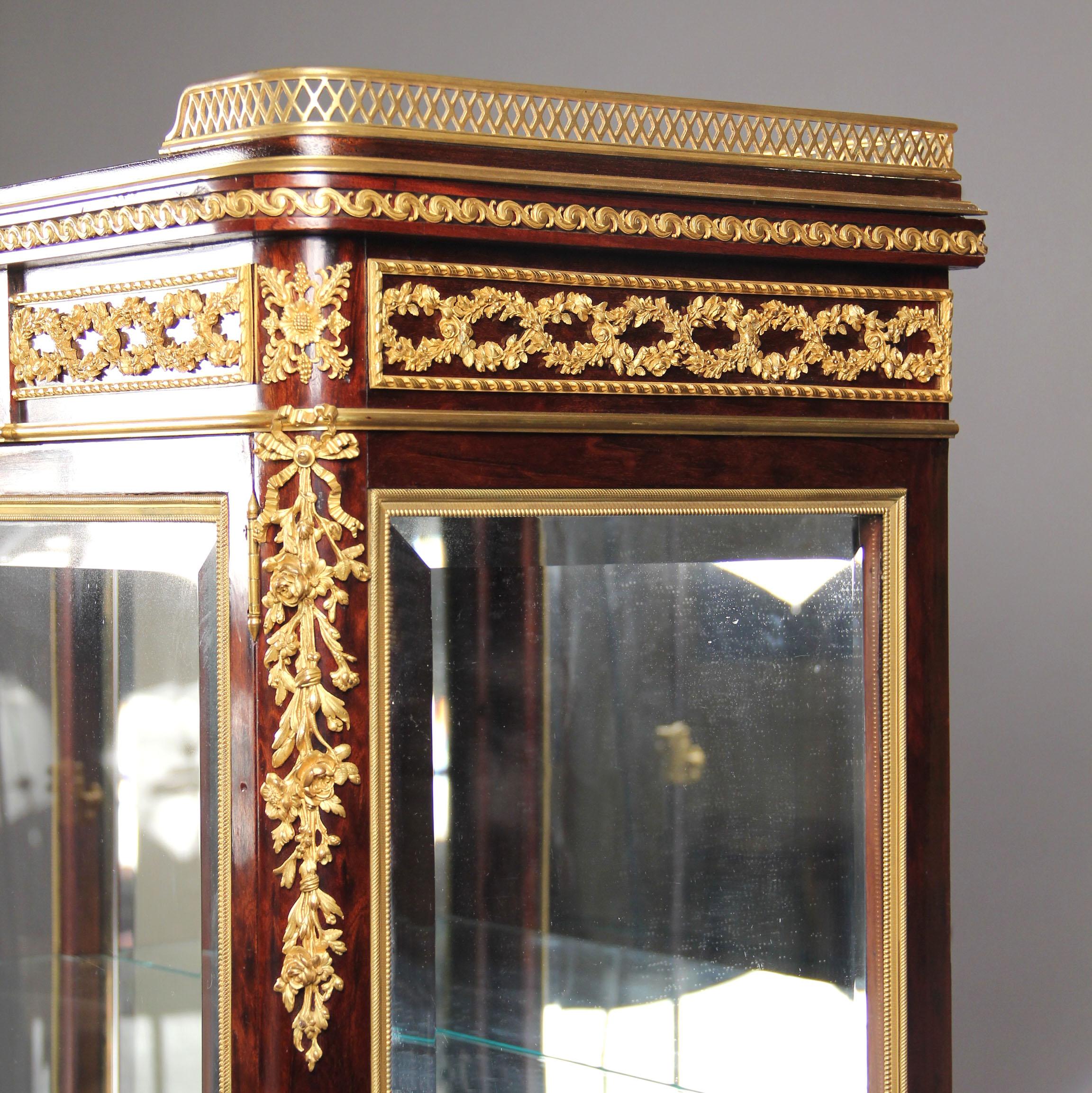 Français Great Quality Late 19th Century Gilt Bronze-Mounted Vitrine by François Linke en vente