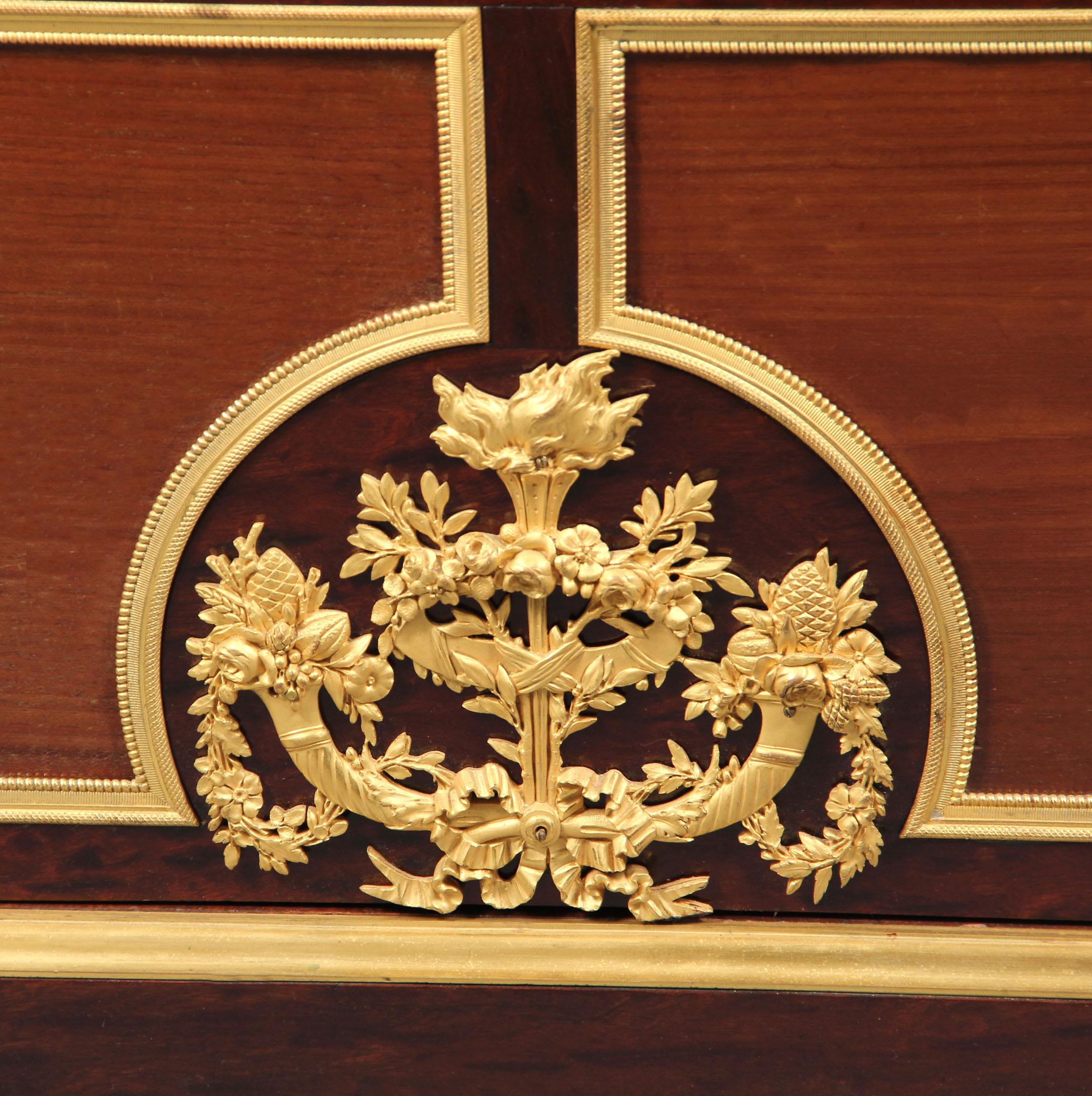 Doré Great Quality Late 19th Century Gilt Bronze-Mounted Vitrine by François Linke en vente