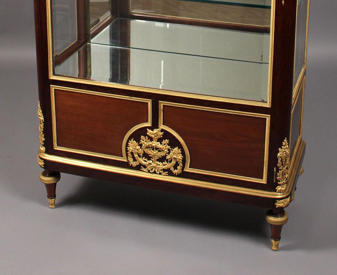 Great Quality Late 19th Century Gilt Bronze-Mounted Vitrine by François Linke In Good Condition For Sale In Long Island City, NY