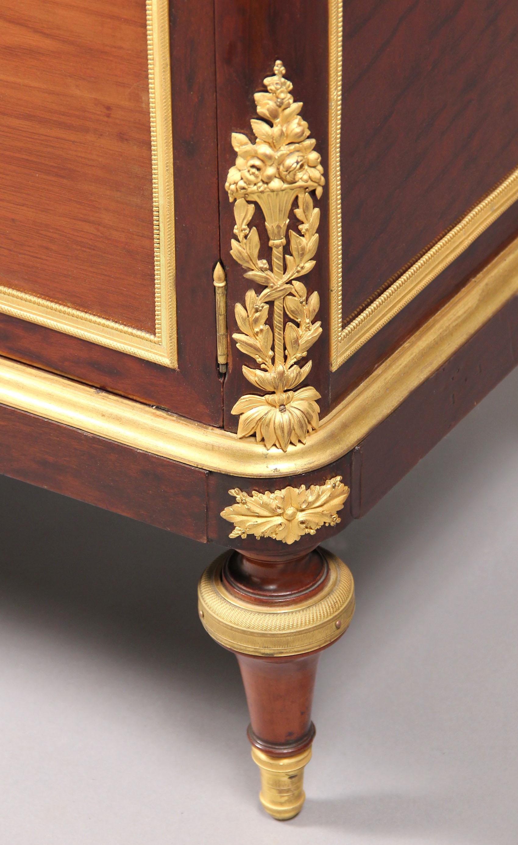 Great Quality Late 19th Century Gilt Bronze-Mounted Vitrine by François Linke Bon état - En vente à Long Island City, NY