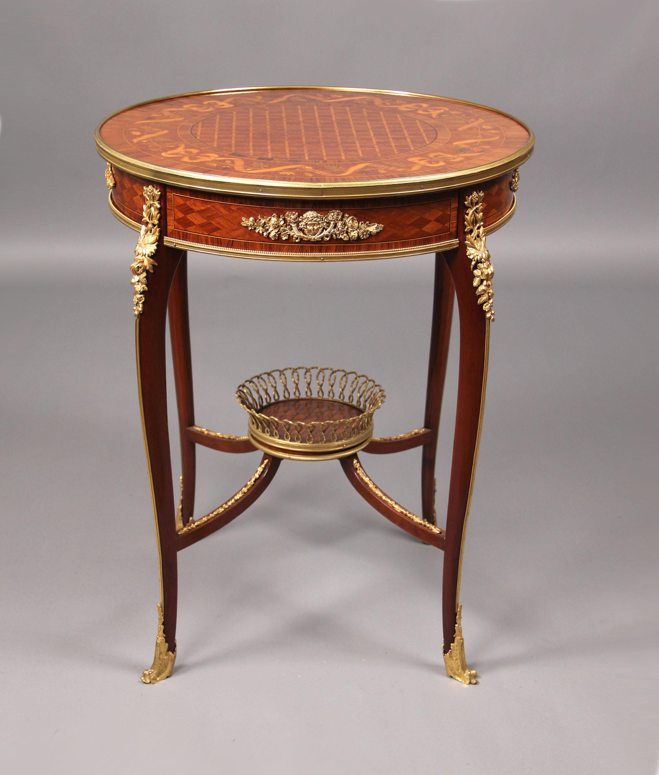 Table de lampe de grande qualité de la fin du 19e siècle, de style Louis XV, montée sur bronze doré, avec dessus en marqueterie et parqueterie.


Le plateau circulaire à bandeau croisé avec une section en parquet dans un lien de ruban et une bordure
