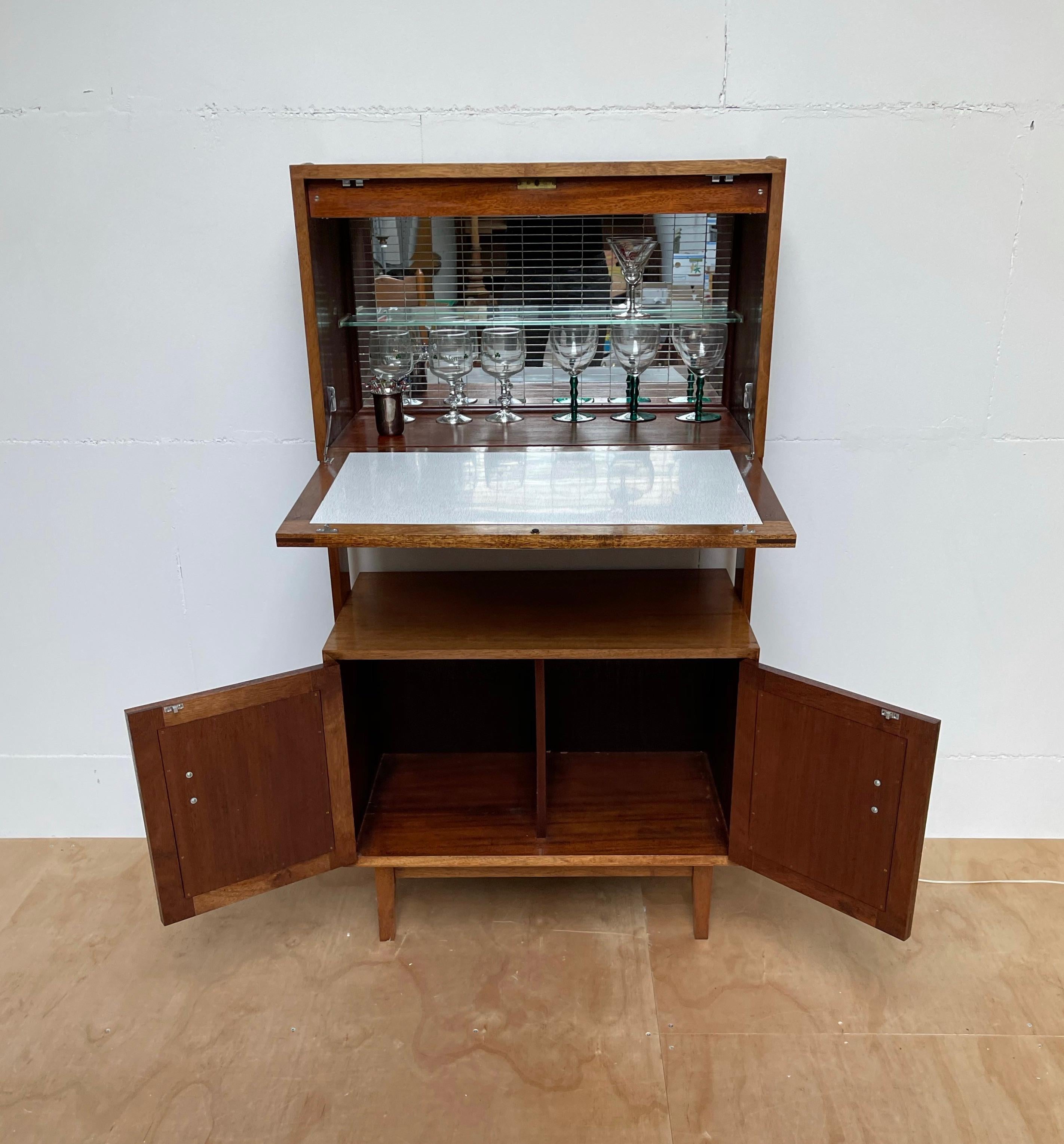 Großer Getränkeschrank oder Barschrank aus massivem Teakholz in hervorragender Qualität, Mid-Century Modern, 1960er Jahre (Moderne der Mitte des Jahrhunderts) im Angebot