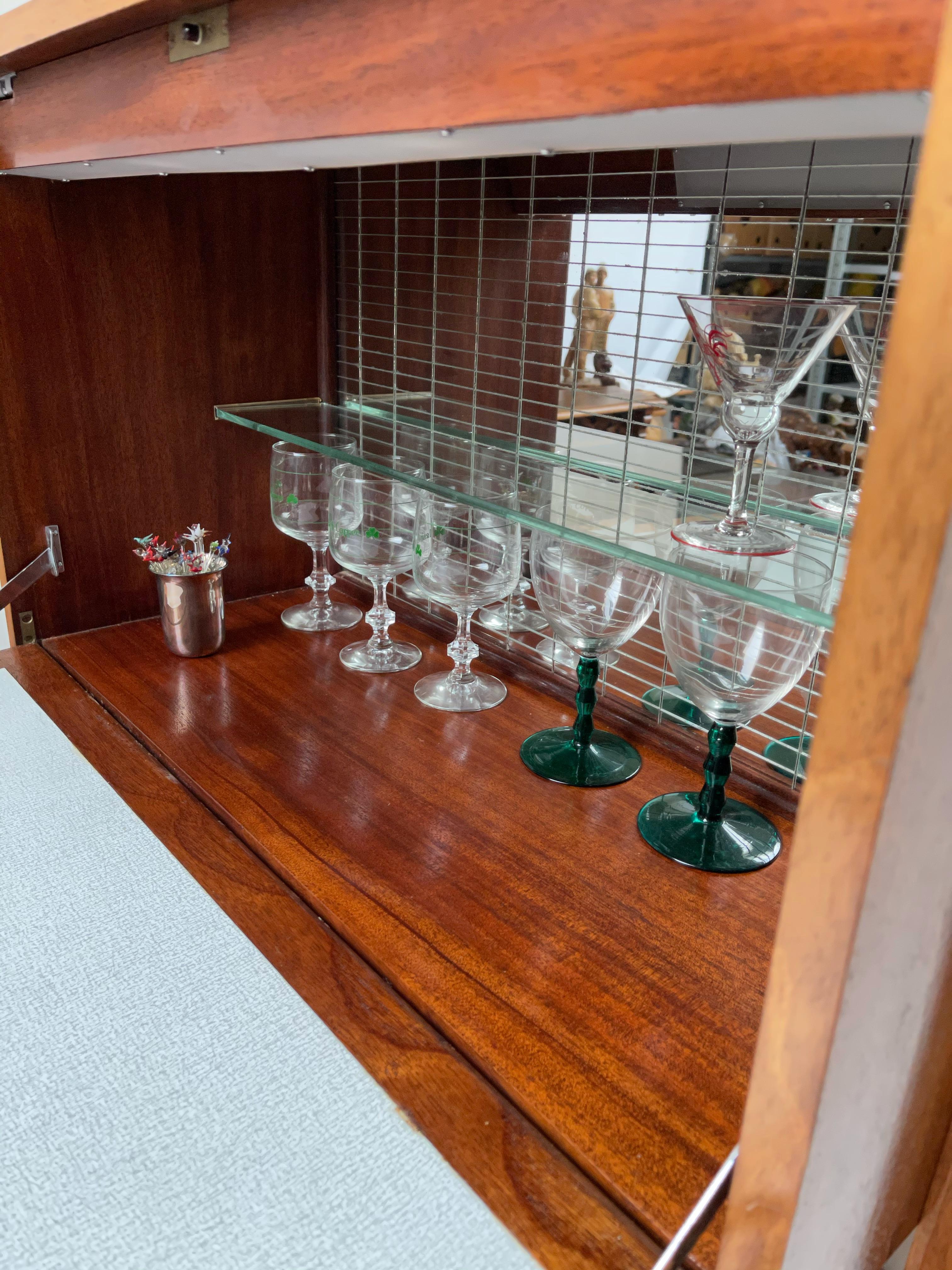Europeo Mobile per bevande o Dry Bar in legno massiccio di Teak, anni '60, di grande qualità, stile Midcentury Modern in vendita