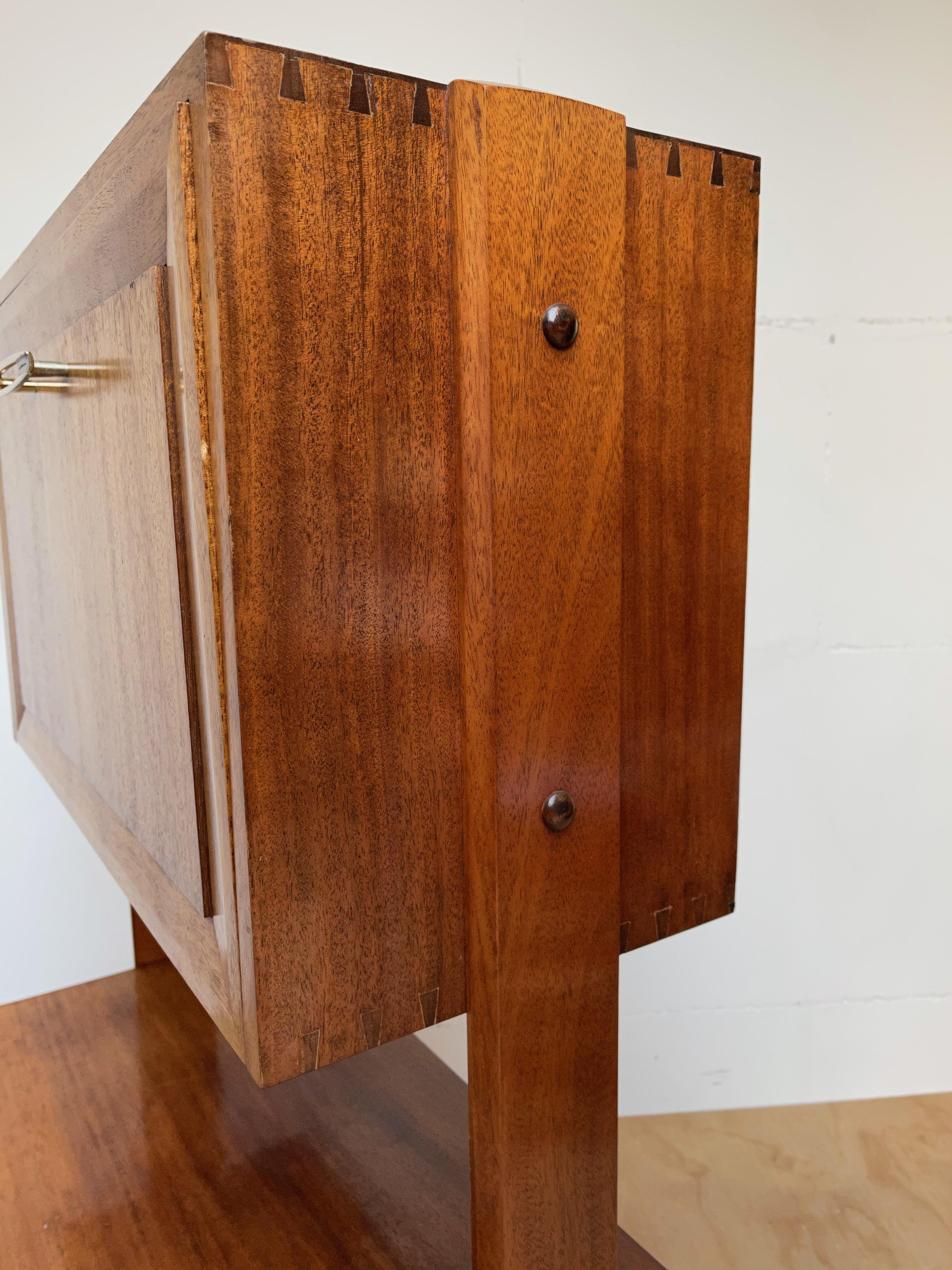 Großer Getränkeschrank oder Barschrank aus massivem Teakholz in hervorragender Qualität, Mid-Century Modern, 1960er Jahre im Zustand „Gut“ im Angebot in Lisse, NL