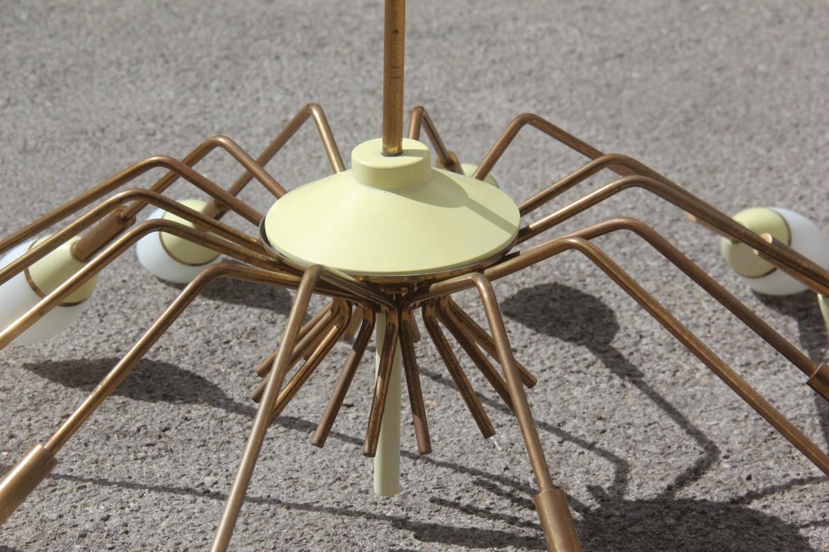 Runder italienischer Mid-Century-Kronleuchter aus Messing, Gold, Weiß, Glas und Metall, Stilnovo im Angebot 10