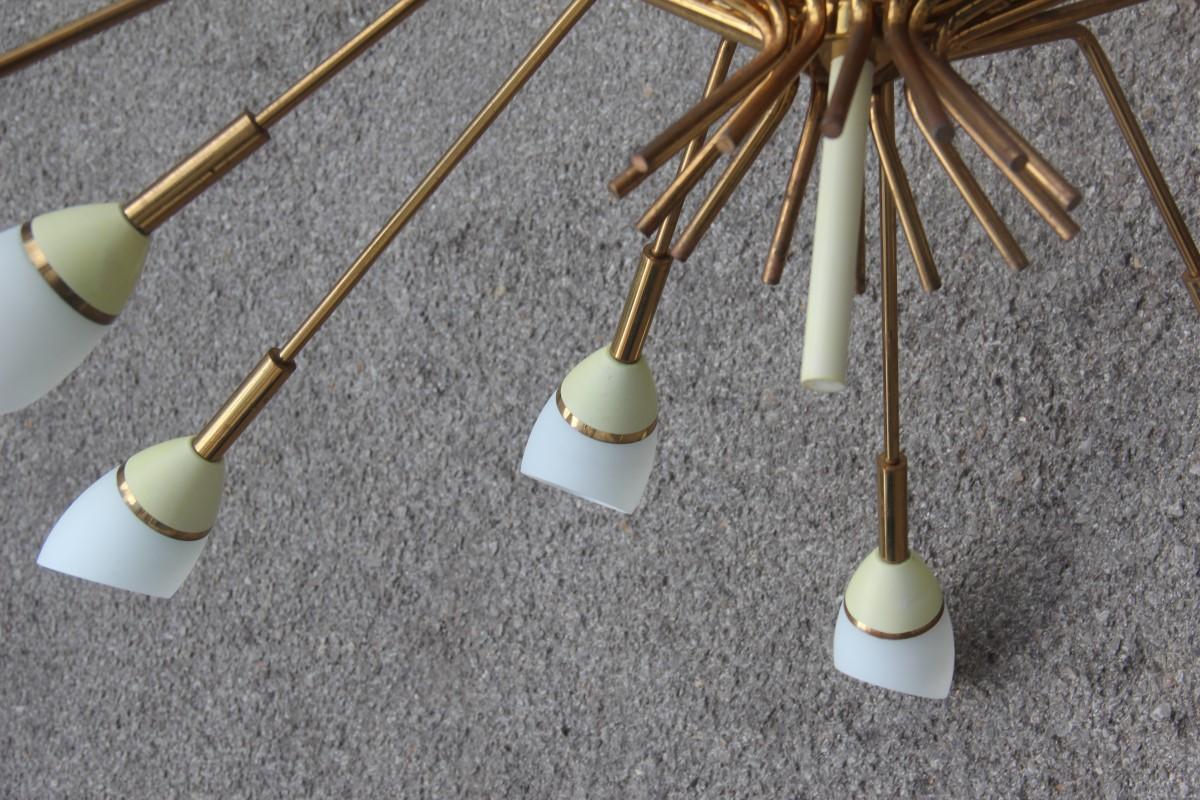 Runder italienischer Mid-Century-Kronleuchter aus Messing, Gold, Weiß, Glas und Metall, Stilnovo im Angebot 14