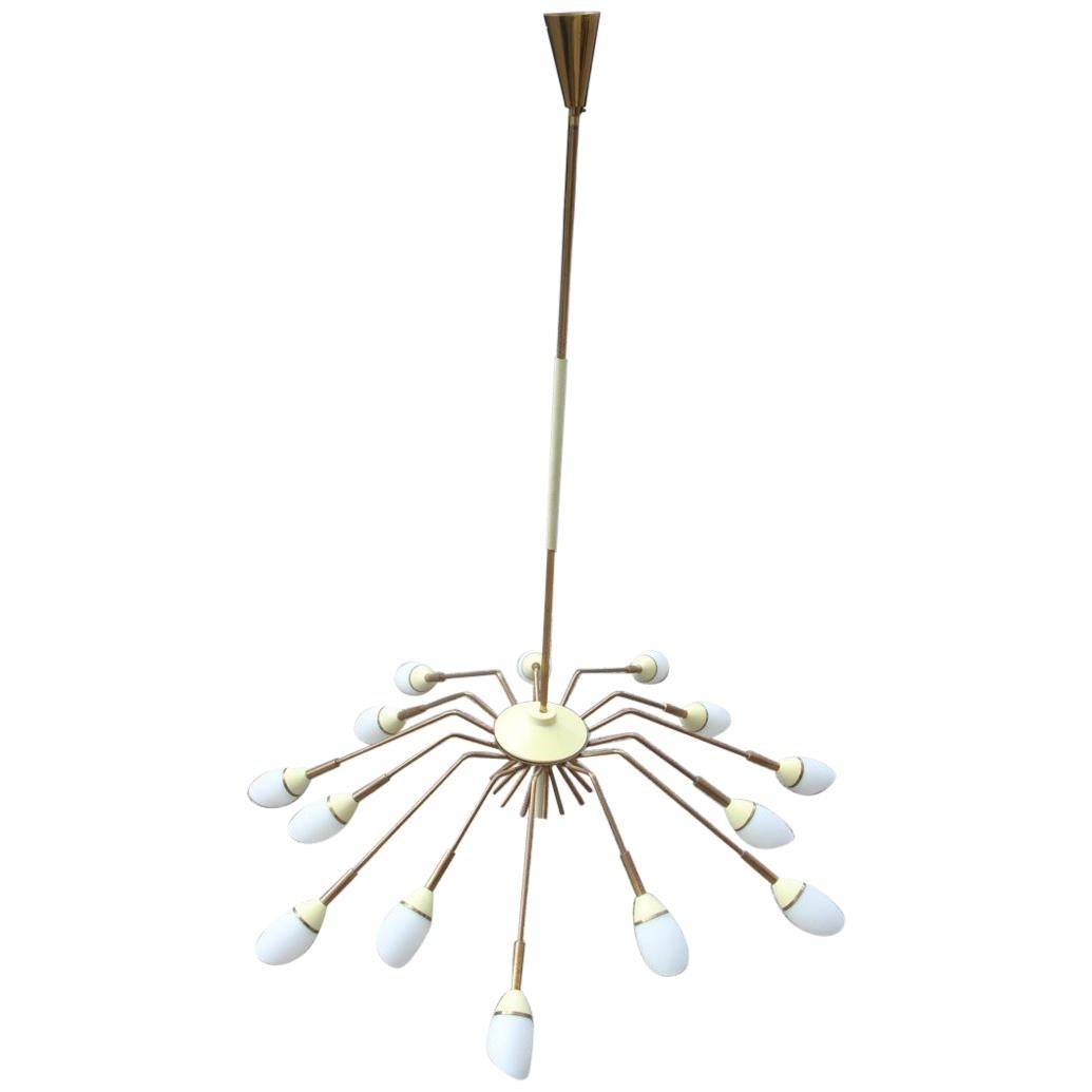 Runder italienischer Mid-Century-Kronleuchter aus Messing, Gold, Weiß, Glas und Metall, Stilnovo im Angebot
