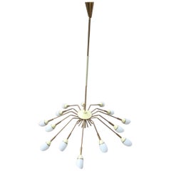 Grande lampadario rotondo del Medioevo in ottone, oro, vetro bianco e metallo Stilnovo
