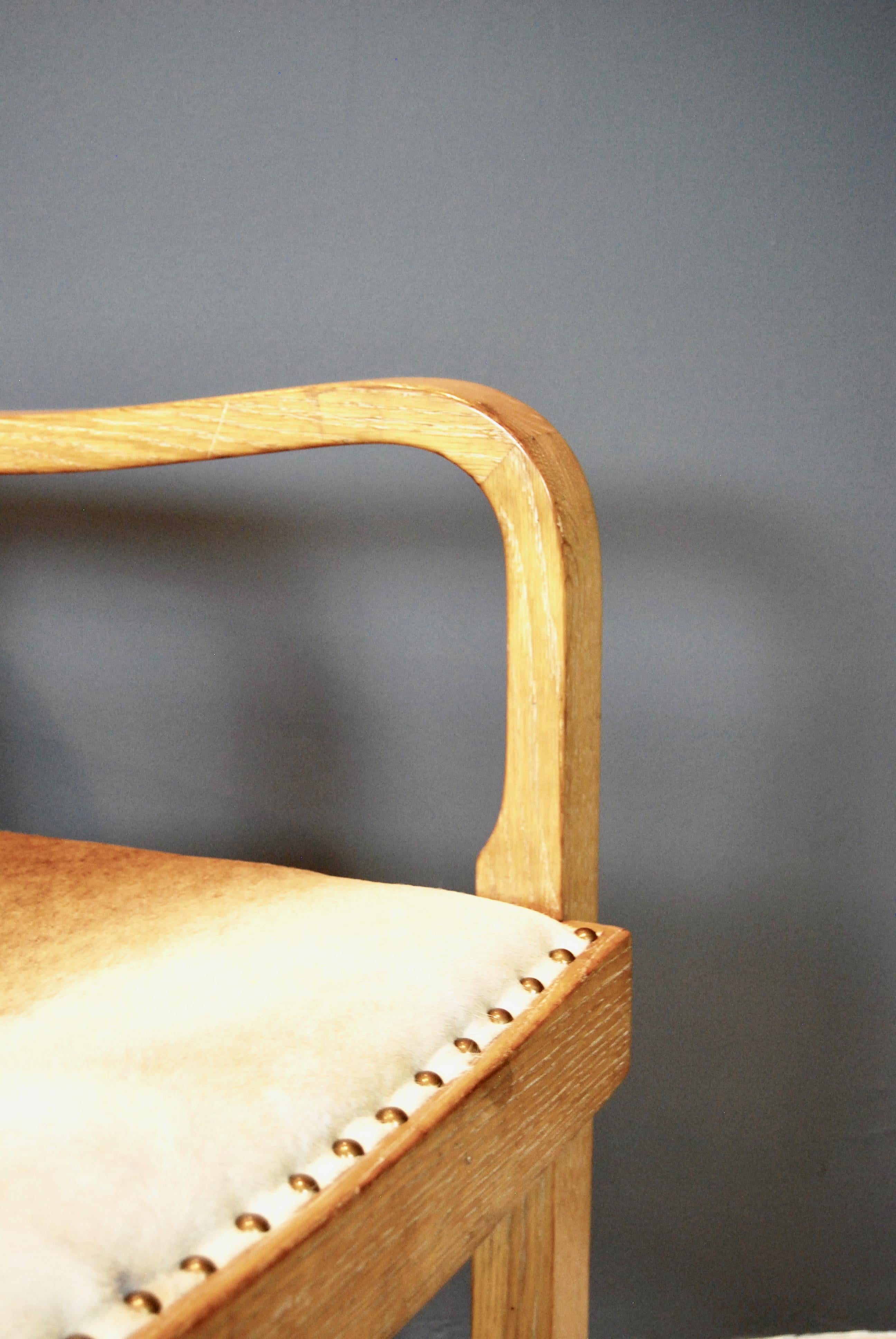 Sessel in großformatigem Design aus gekälkter Eiche und Leder (Mitte des 20. Jahrhunderts) im Angebot