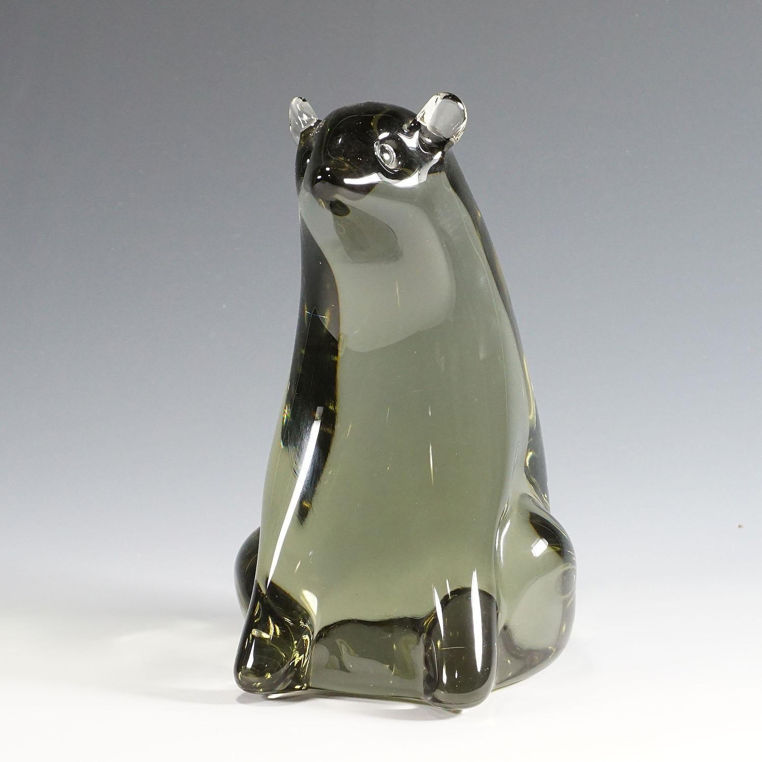 Une puissante sculpture stylisée d'un ours en verre massif gris fumée. Il est fabriqué à la main dans la manufacture de verre Gral, en Allemagne. Le design typique de Livio Seguso dans les années 1970. La base porte la signature incisée de l'artiste