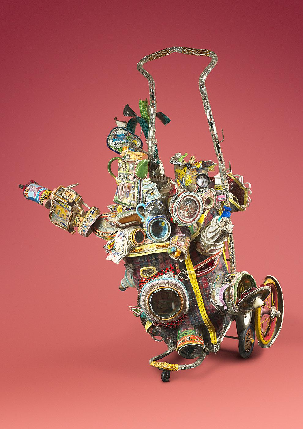 Monica Machado
Born in Lisbonne (Portugal) in 1966. Lives in Paris, since 1981.

Technique: Modified caddie, silicon glue and glass on fabric, lighting, magnifying glass, packages, bottles, cans, mouldy food, plastic, paper, mirror and fragments
