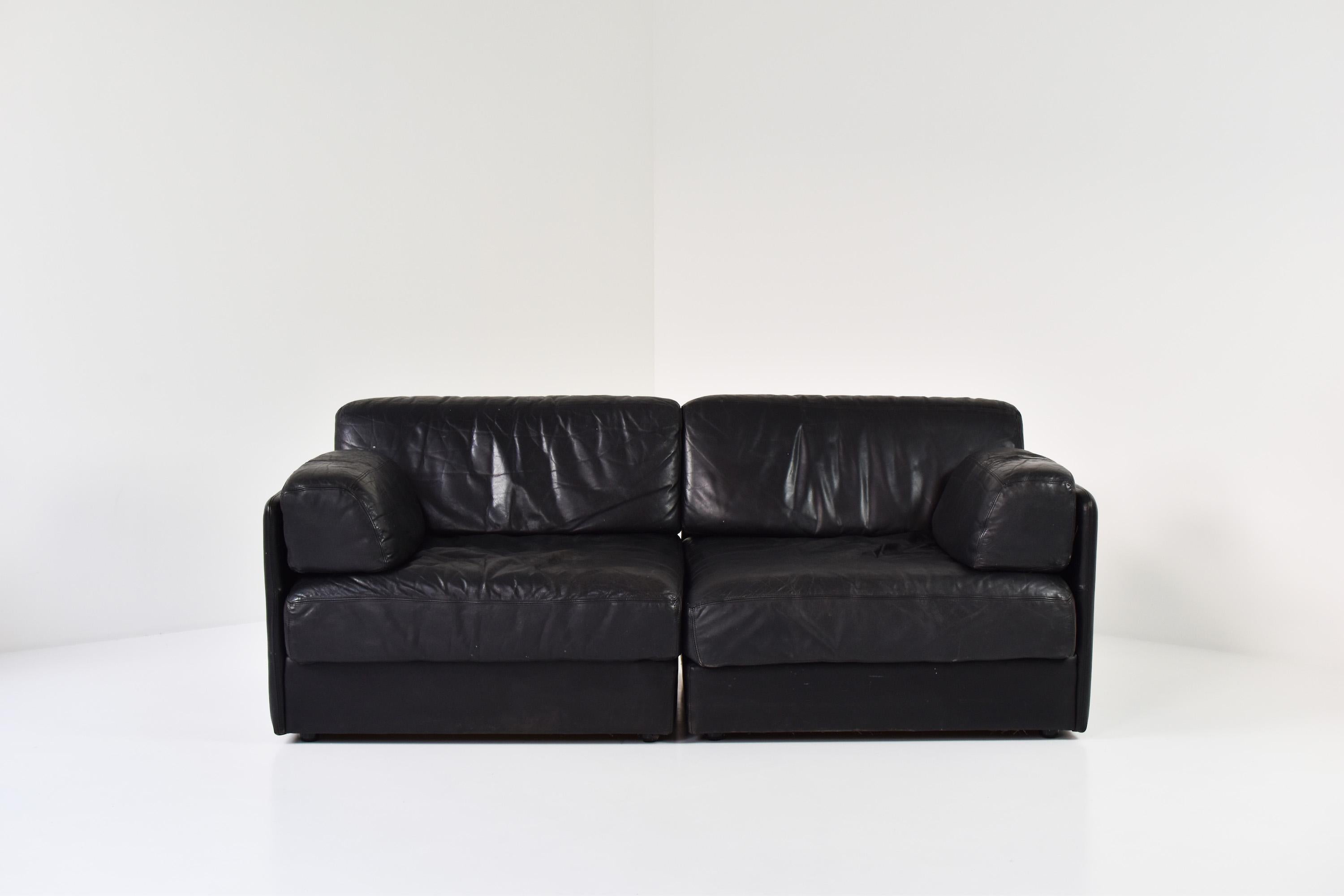 Great sectional sofa from the 1970s. This one is made with nice quality leather and finished by hand with high levels of craftsmanship and eye for detail. Overall very good original condition and wonderful patina. Soft cushions on the back and